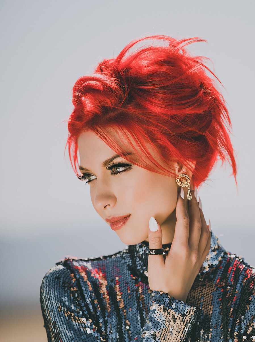 RED-HAIR-MODEL-DISCO-DRESS-DESERT-LOWRES