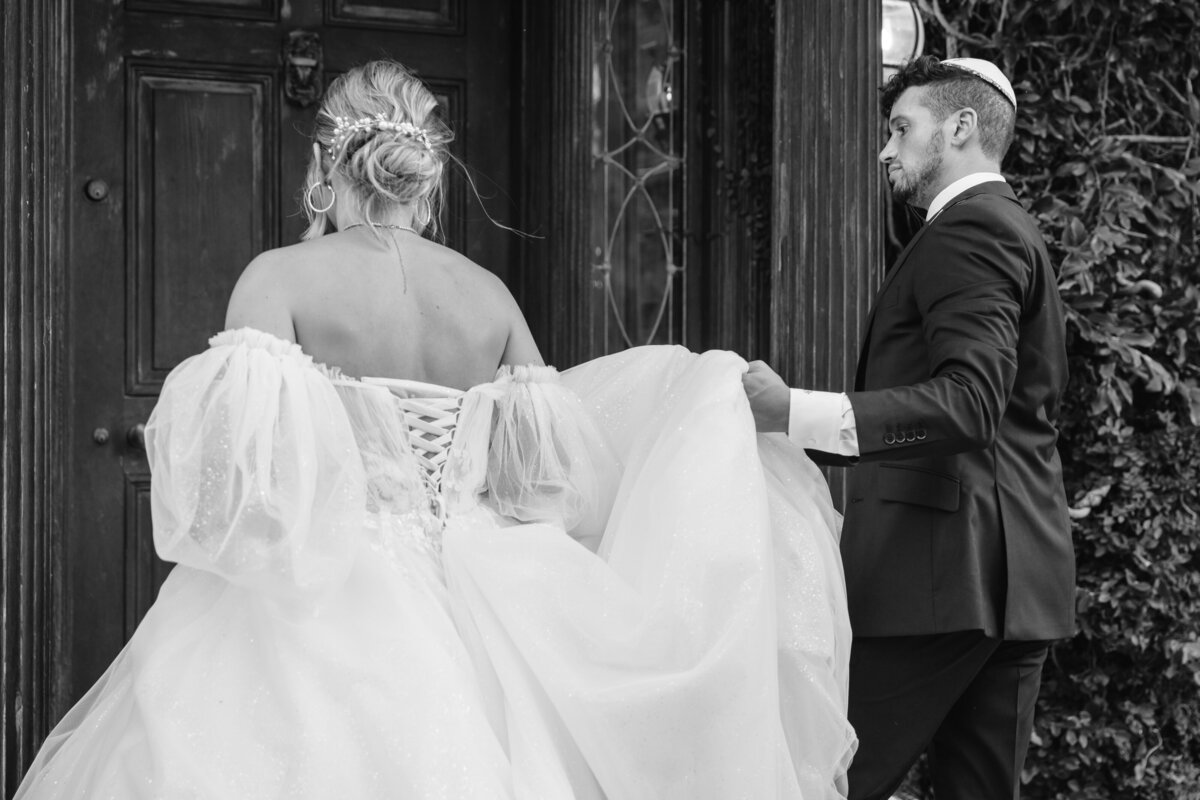 bride and groom walking away frm the camera, photo in black and white