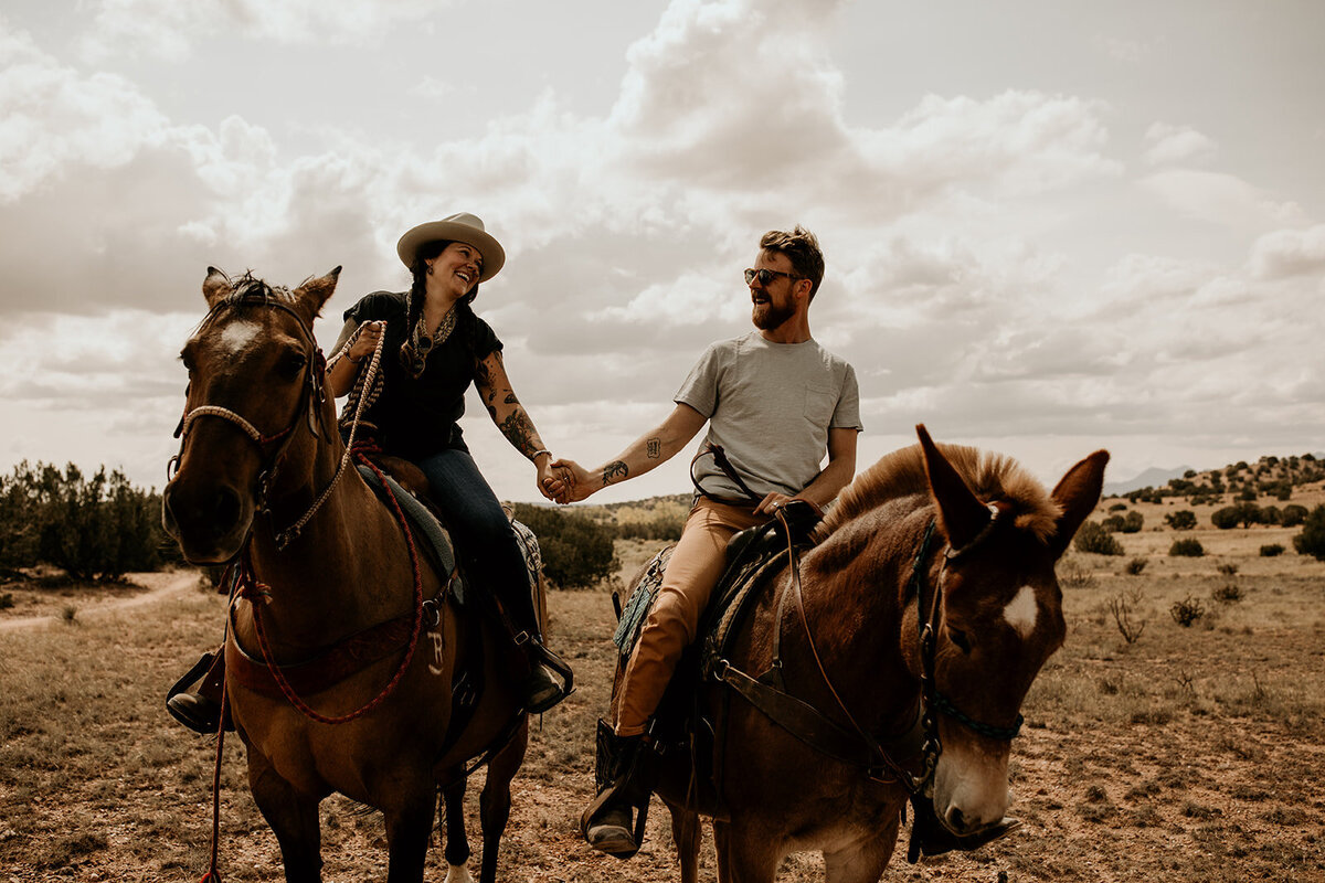 santa-fe-new-mexico-horseback-riding-engagement-photos (5)
