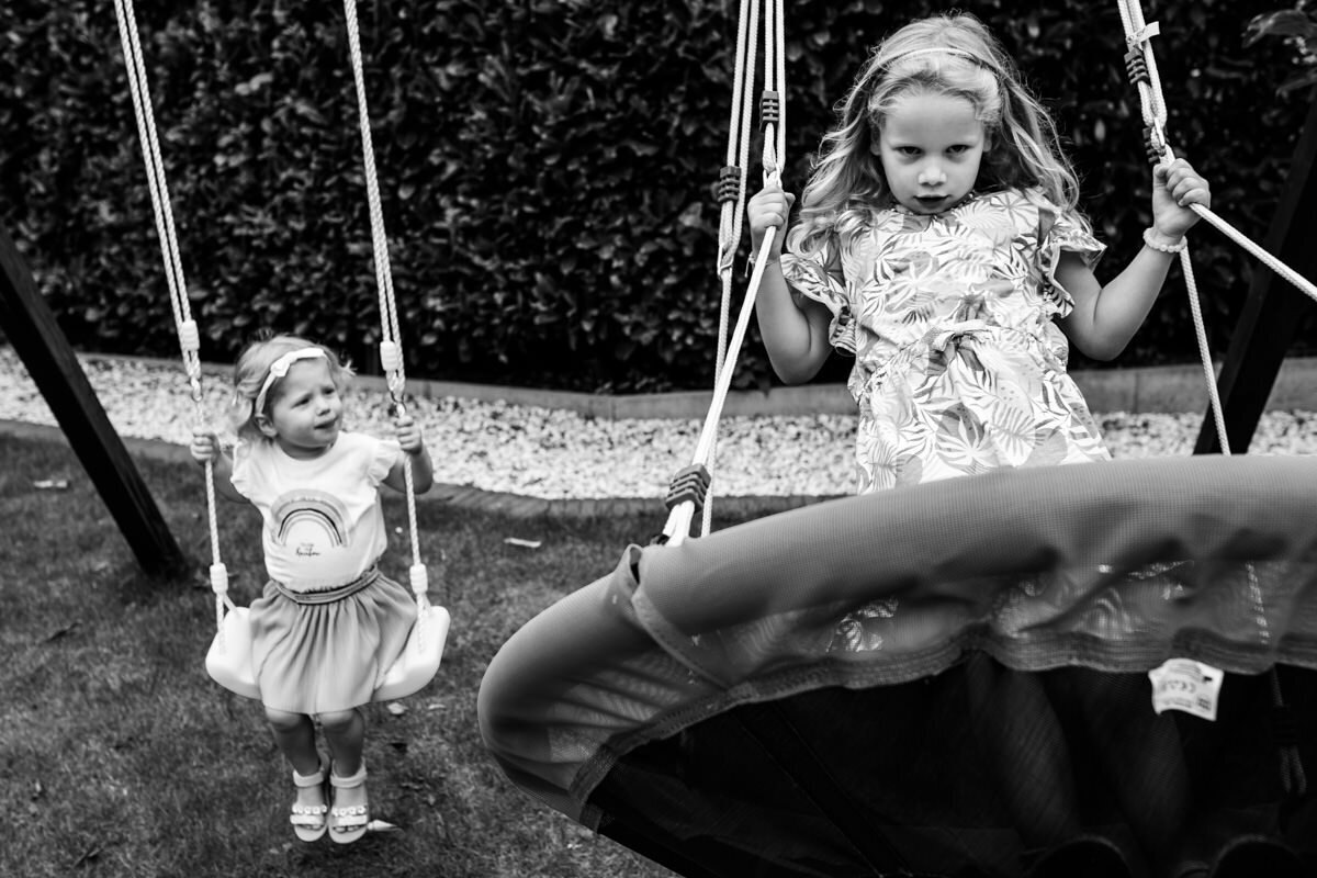 day in the life foto zusjes spelen op schommel