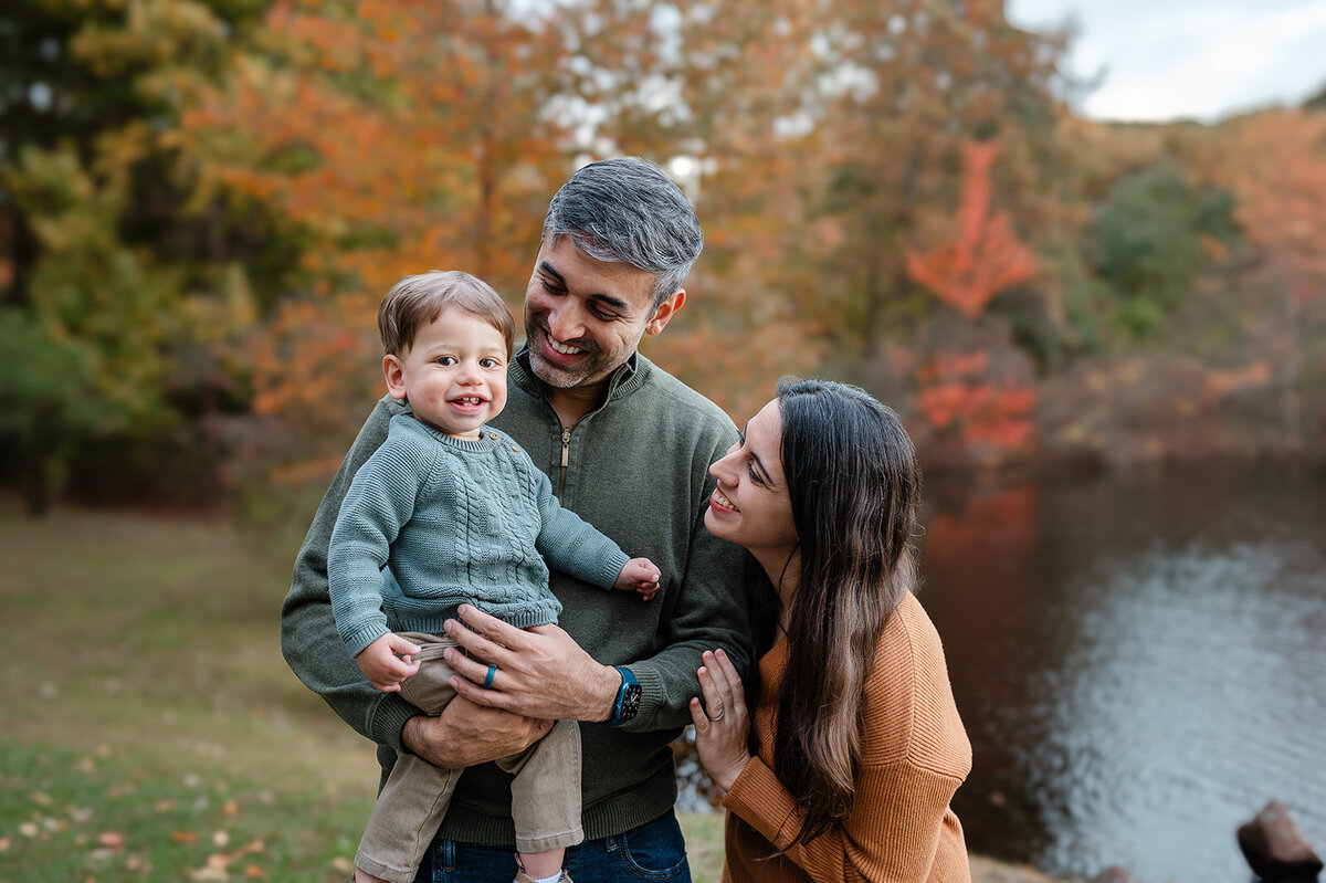 Family-Fall-Photoshoot-near-Devonwood-Farmington-CT_0026