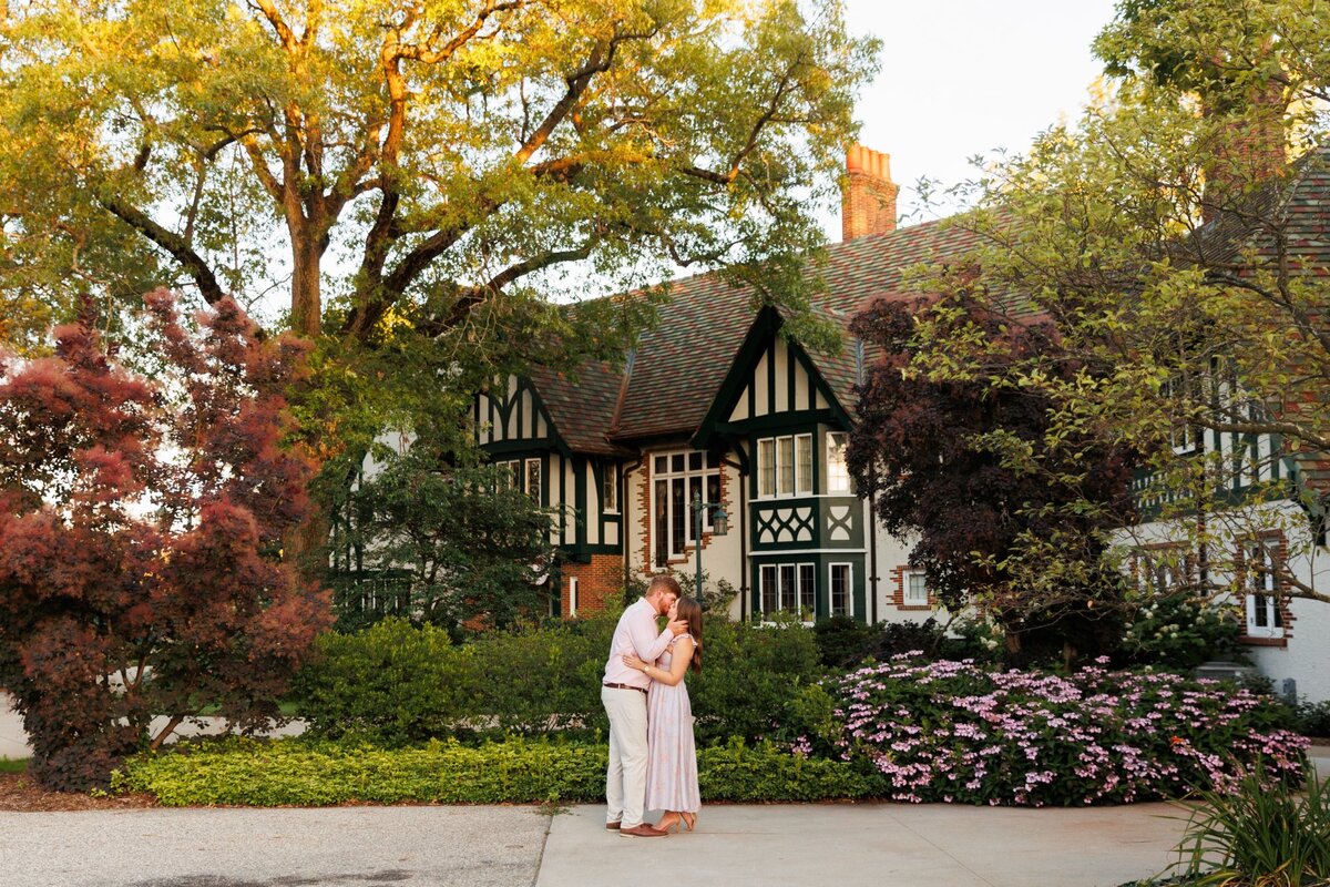 29-kellogg-manor-house-grand-rapids-engagement
