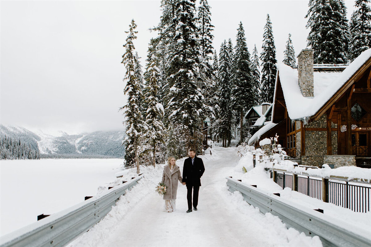 Outdoor winter wedding at Emerald Lake Lodge, rustic and classic Field, British Columbia wedding venue, featured on the Brontë Bride Vendor Guide.