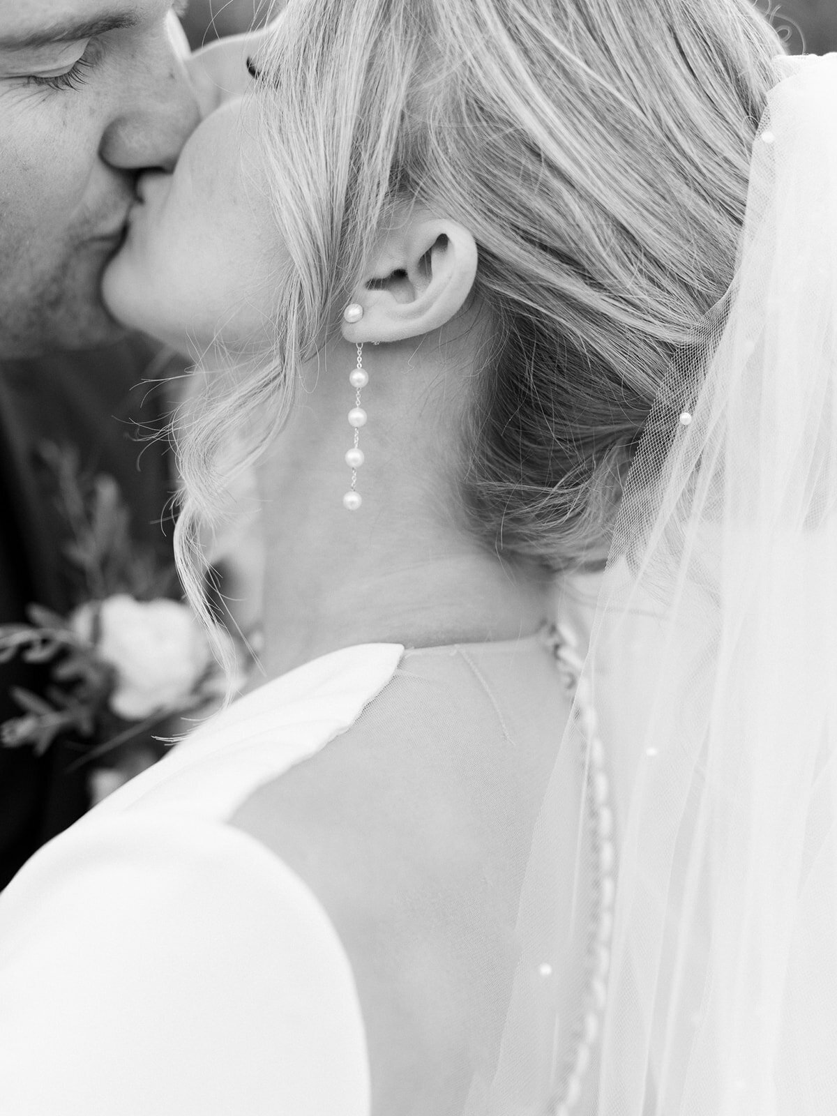 Intimate Kiss - Sherwood Country Club

