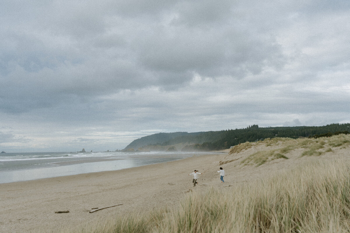 cannon beach - oregon documentary storytelling - couples sunset photos-18