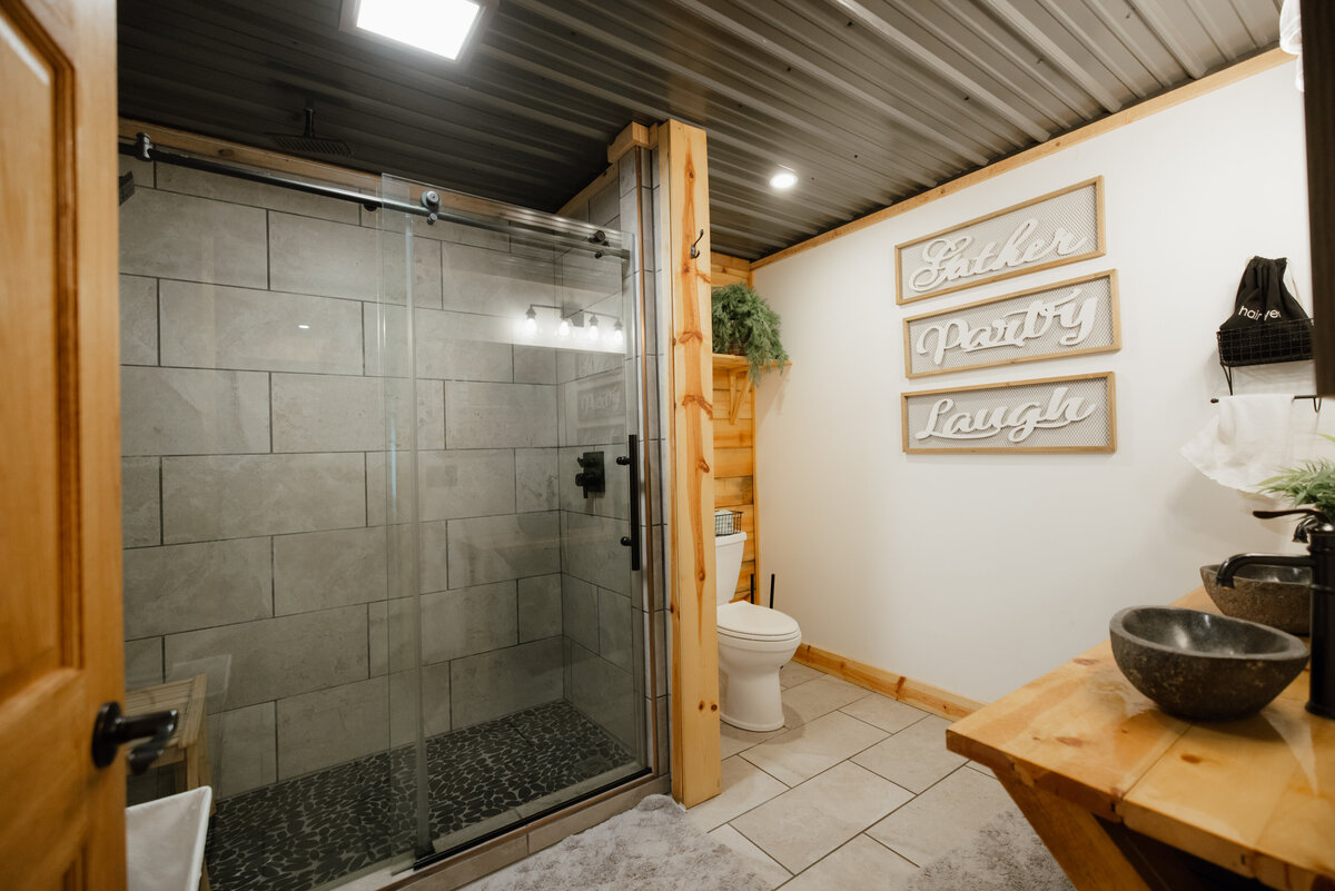 Bear-Ridge-Destination-barndo-suites-rosie-photo-video-93