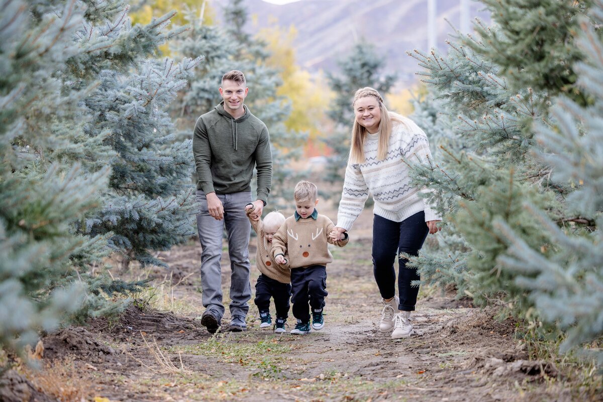 Utah-County-UT-Christmas-Tree-Farm-Mini-Session-Magnolia-and-Grace-Photography-Co-AshbyilyinJ-# (1)-22