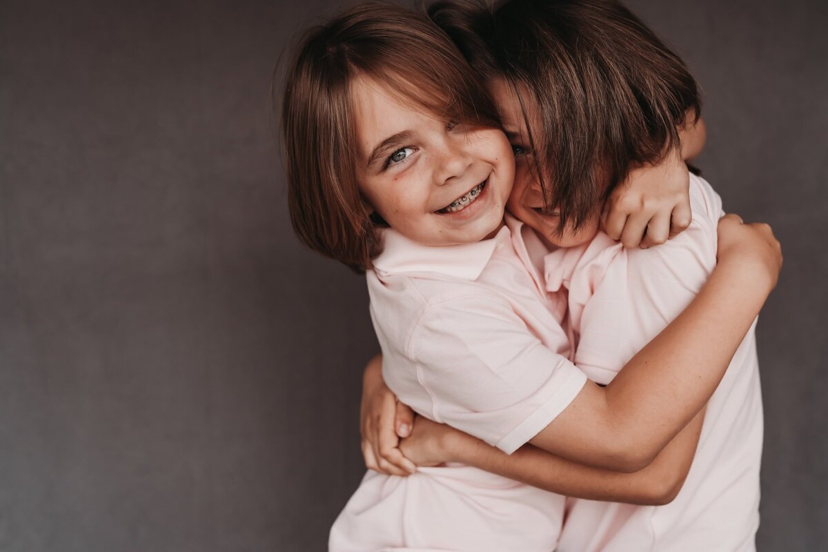two kids hugging for school photography | Love Michelle Photography