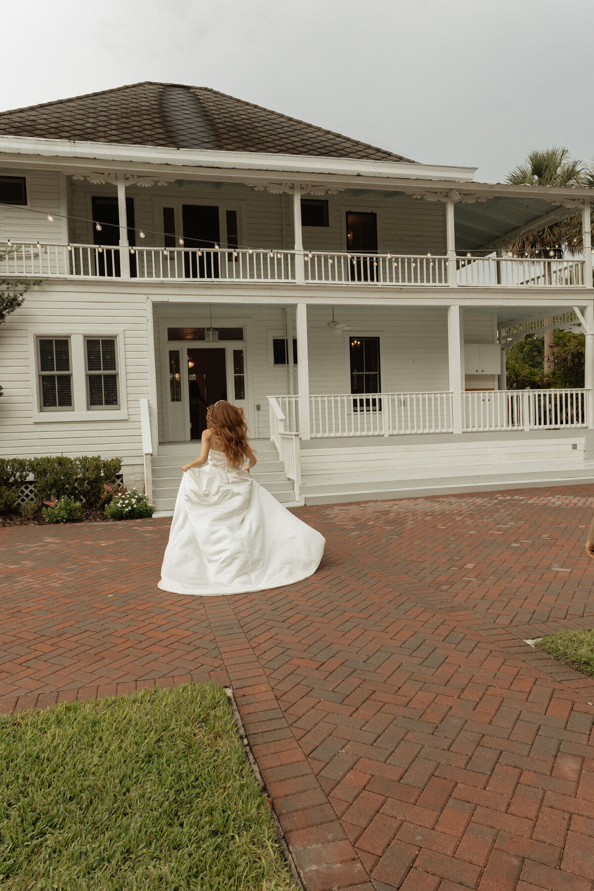 Elegant outdoor wedding surrounded by tropical greenery and historic charm at The Palm Mansion