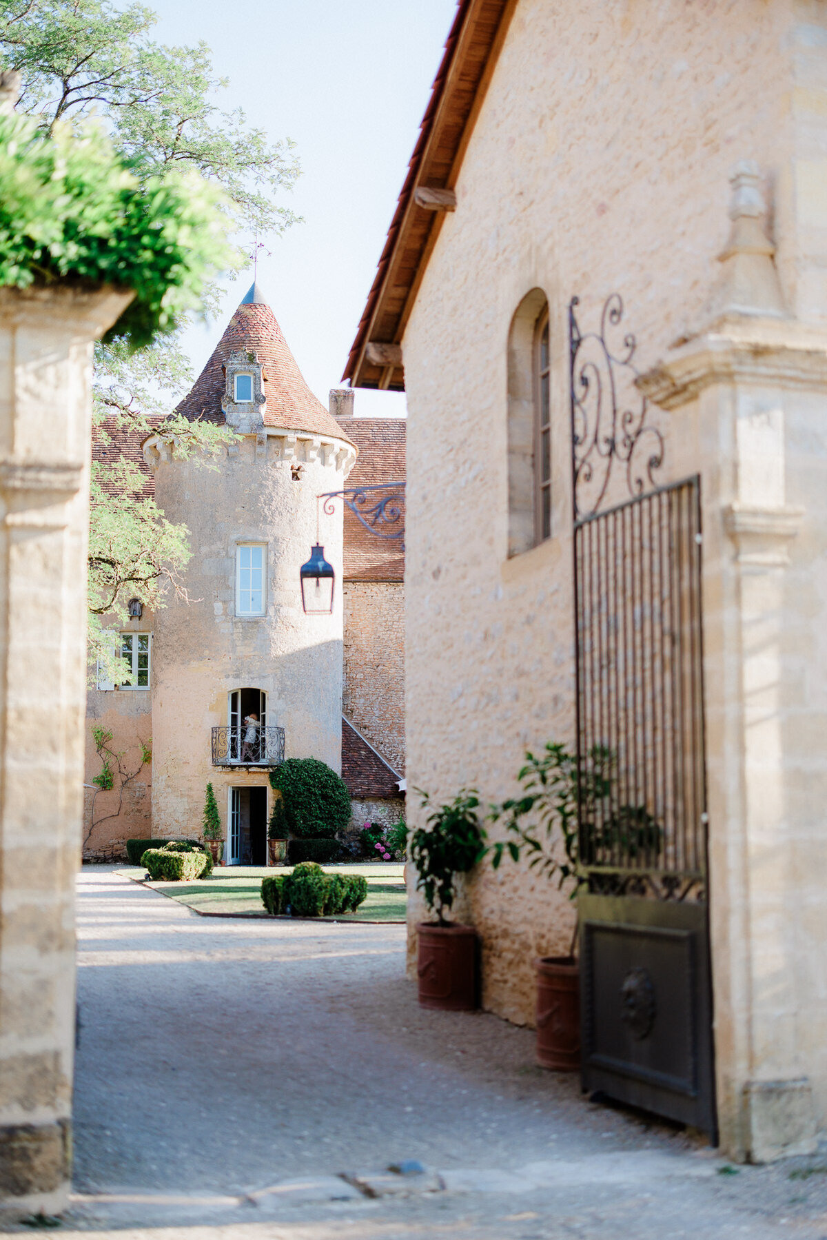 Modern_Chic_Chateau_Valouze_Destination_Wedding_Photographer-1