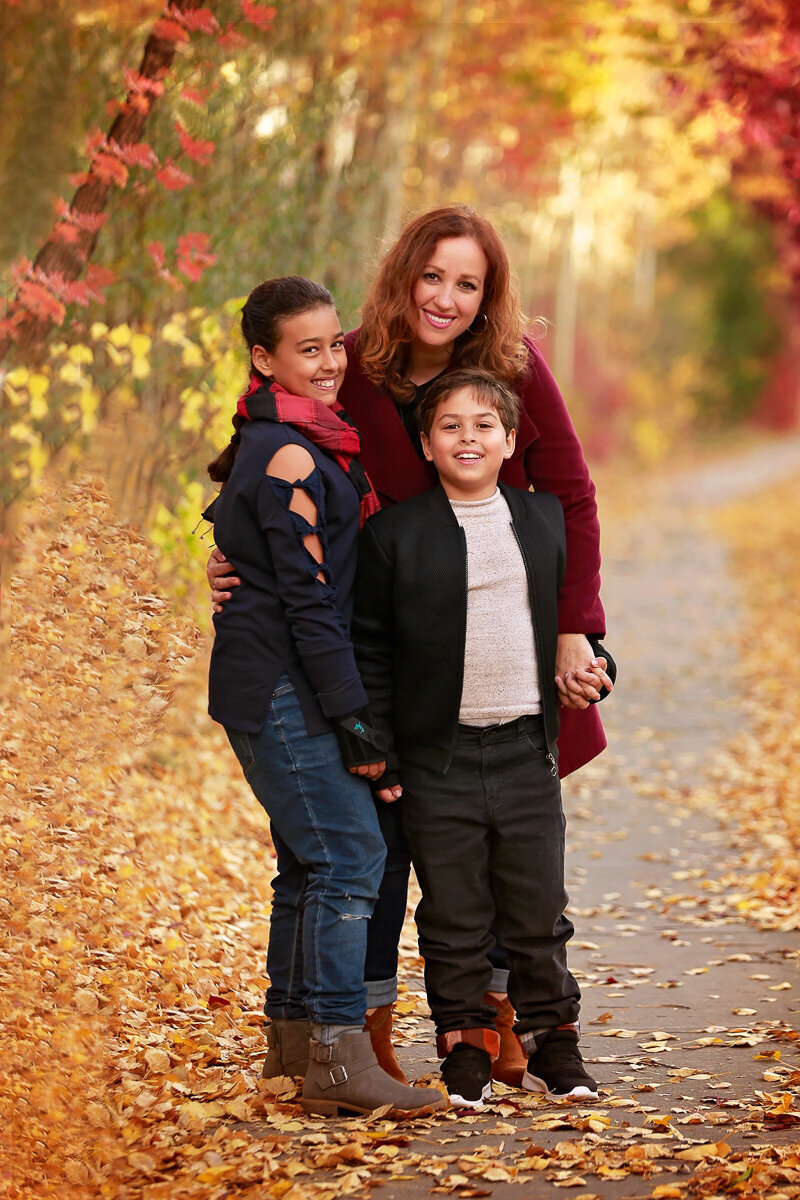 mom-and-kids-fall-photo-session-in-the-park