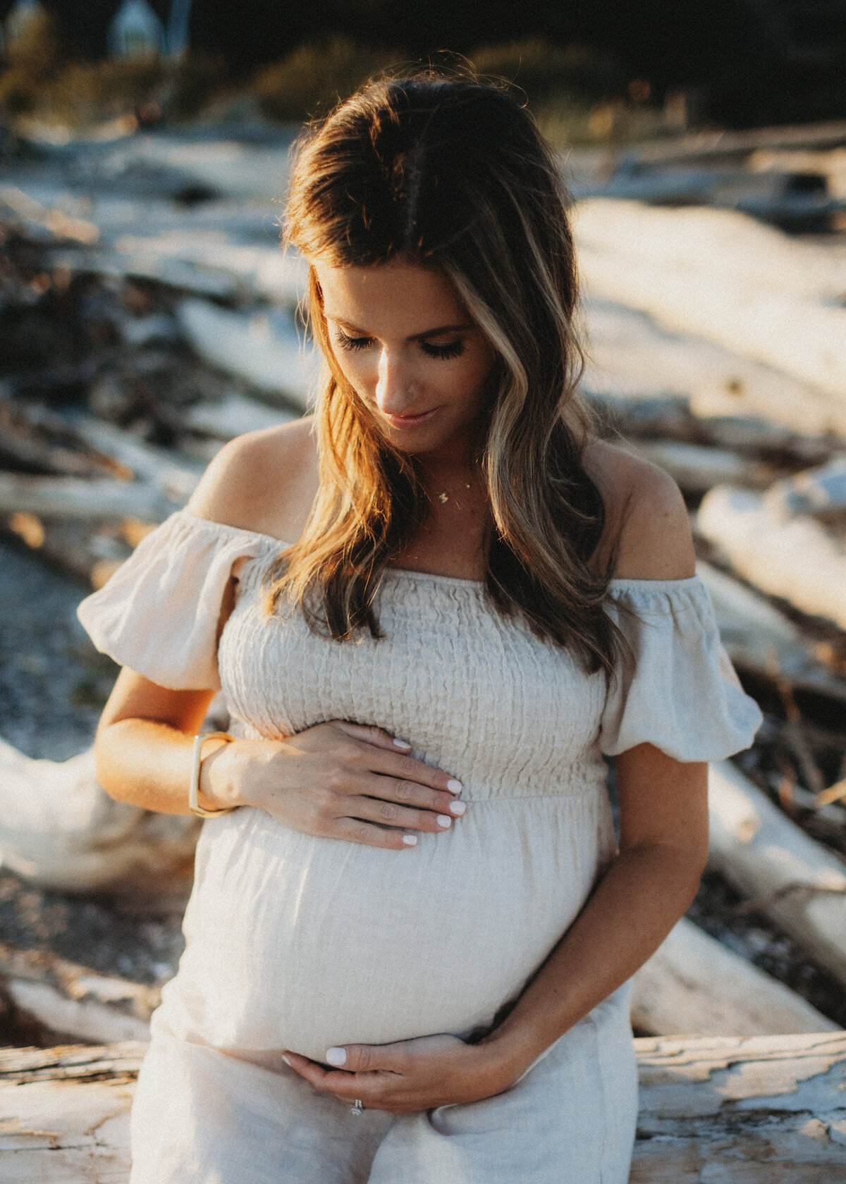 pregnantmominwhitedress