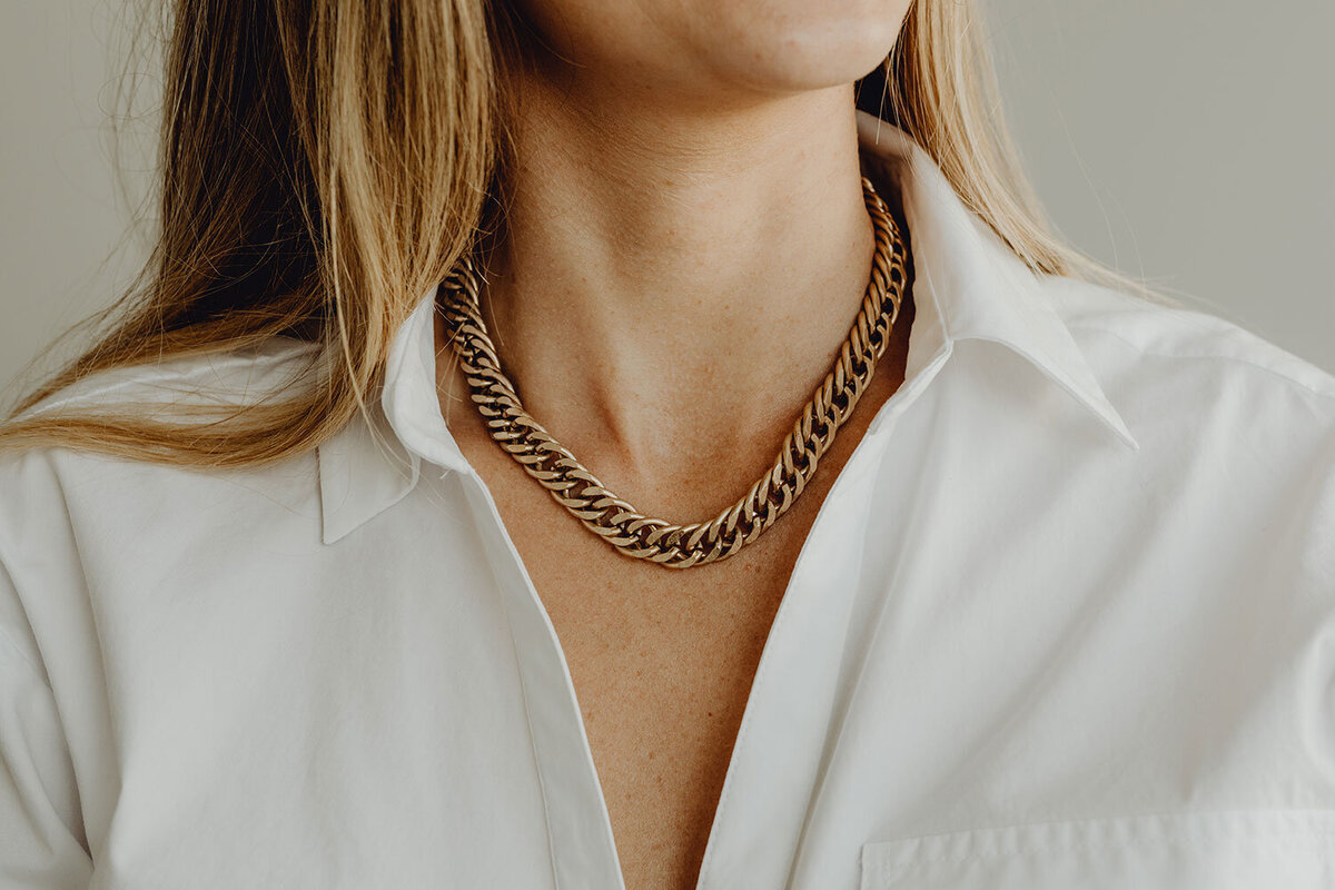 kaboompics_necklace-with-medium-curb-chain-gold-golden-jewelry-27539