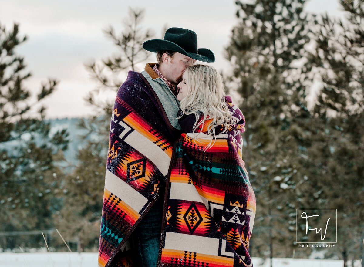 Couples_Photographer Tannni_Wenger_Photography Engaged Engagement_Photographer Here_Comes_The_Bride Wedding_Day Winter_Engagement Eastern_Oregon_Photographer