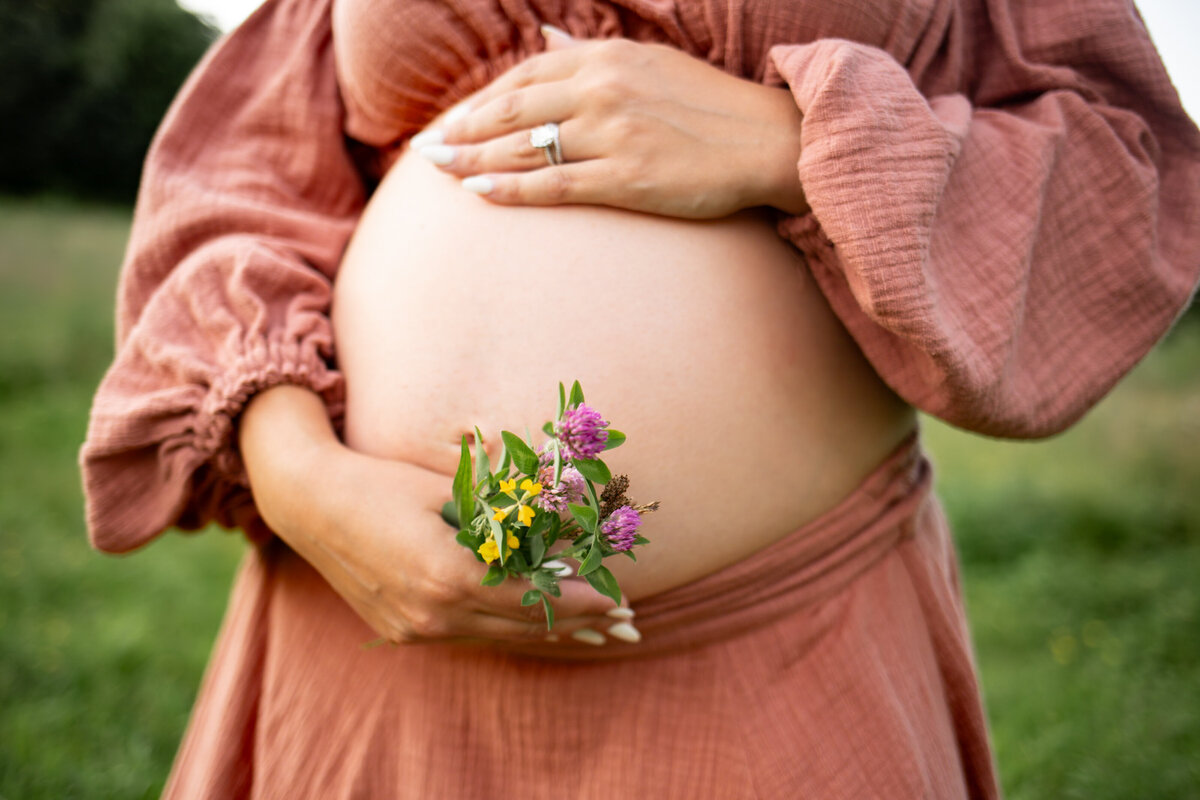 intimate-maternity-oakland-lake-wildflower-meadow