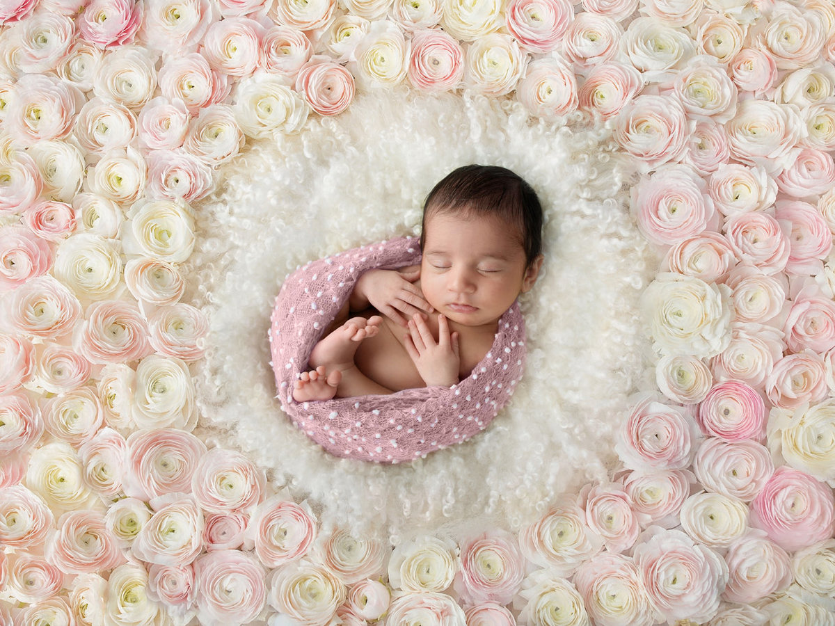 newborn in flowers292