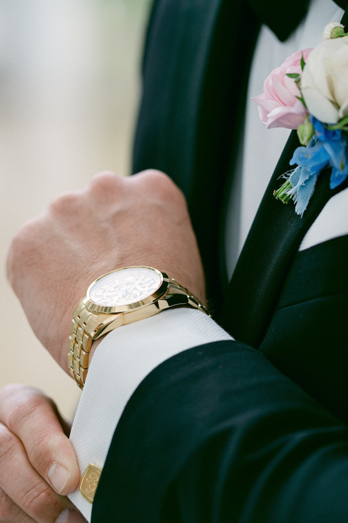 A wedding photo portrait of the groom in Crystal Bridges Museum of American Art in Betonville, Arkansas