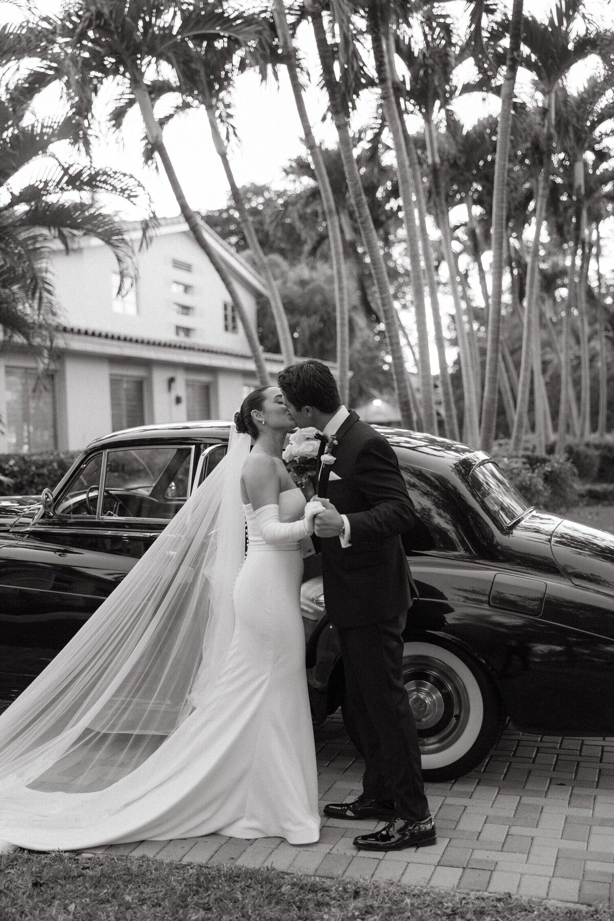 featured-vintage-car-wedding-kiss