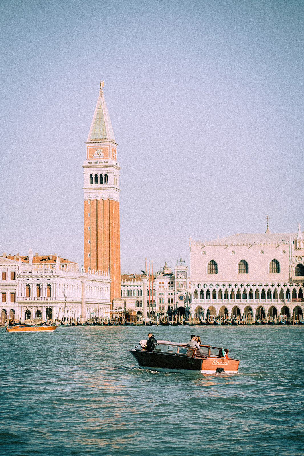 Venice-taxi-boat-luxury-photoshoot-couple-wedding22