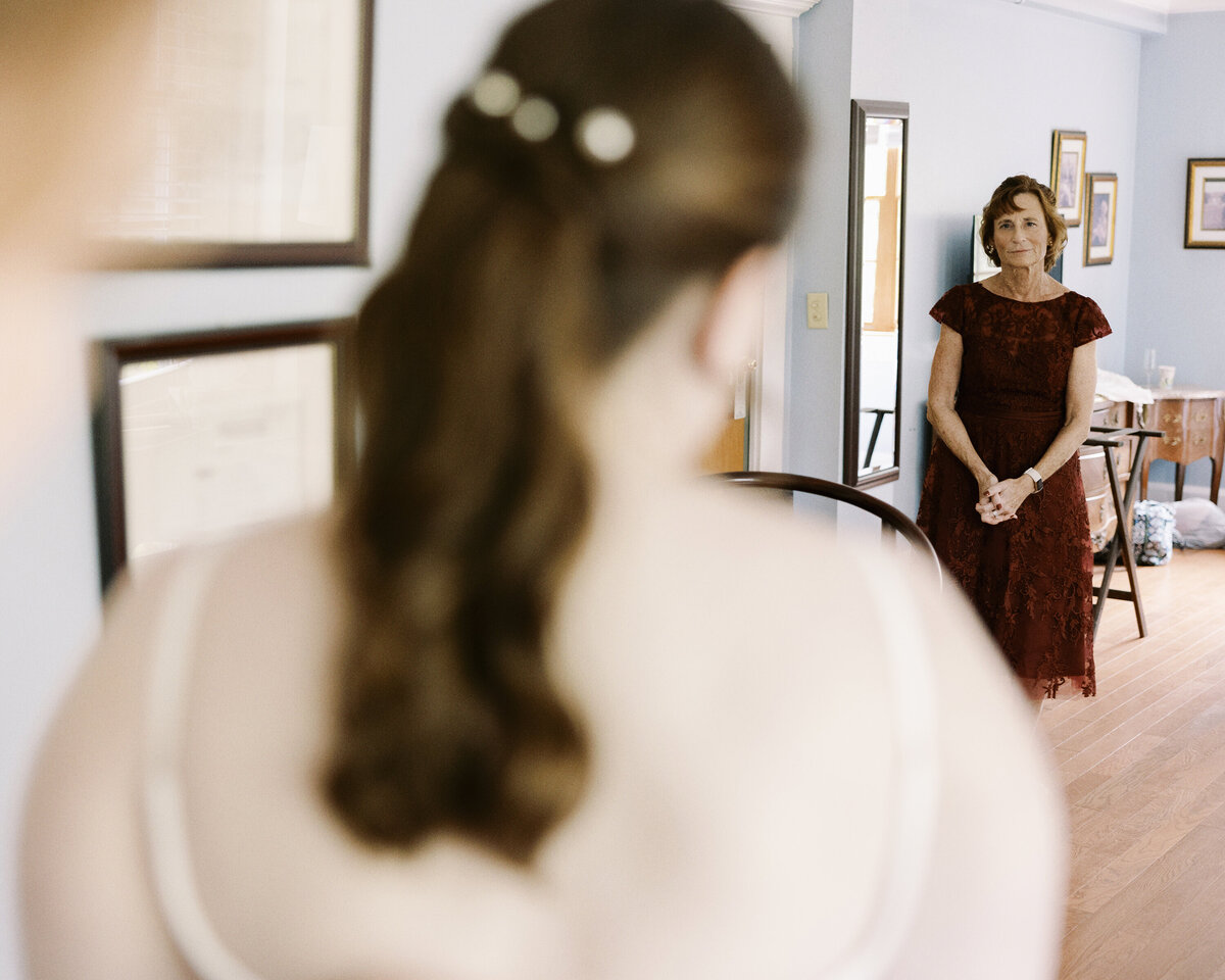outing lodge fall wedding photography getting ready portraits before wedding (3)