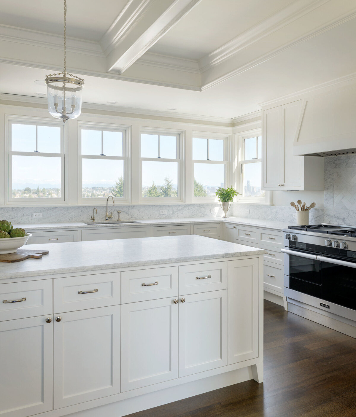 classic-white-kitchen-island_Magnolia-Seattle-Washington_Marianne-Simon-Interior-Design.jpg