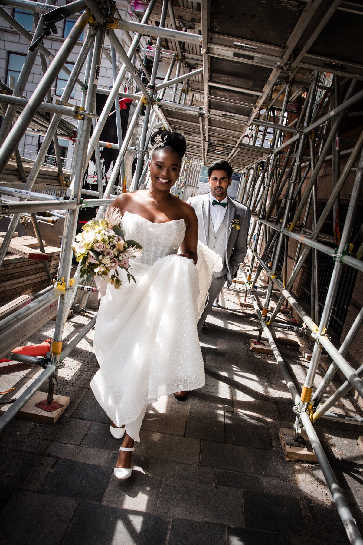 Photo de mariage Vieux Montréal - Couple de jeunes mariés et échafaudage - Photographie de Mariage Montréal