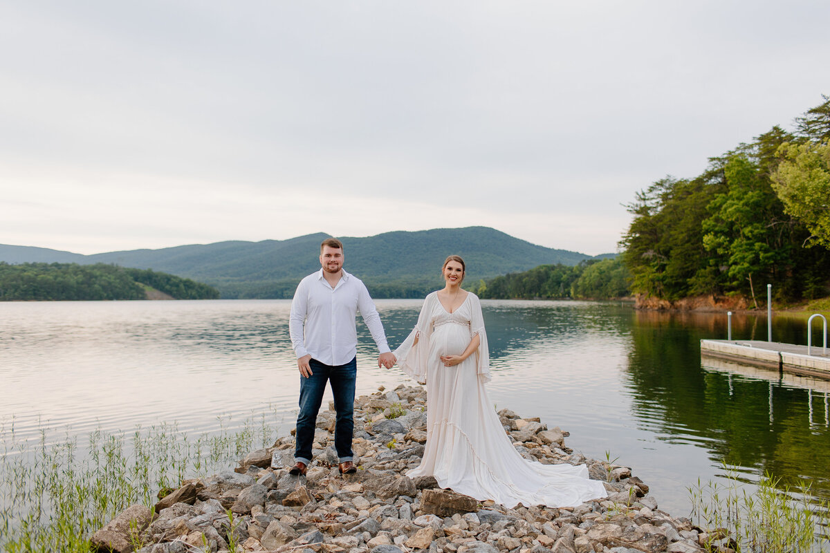 Documentary-Maternity-Session-at-Carvins-Cove-RJ-31