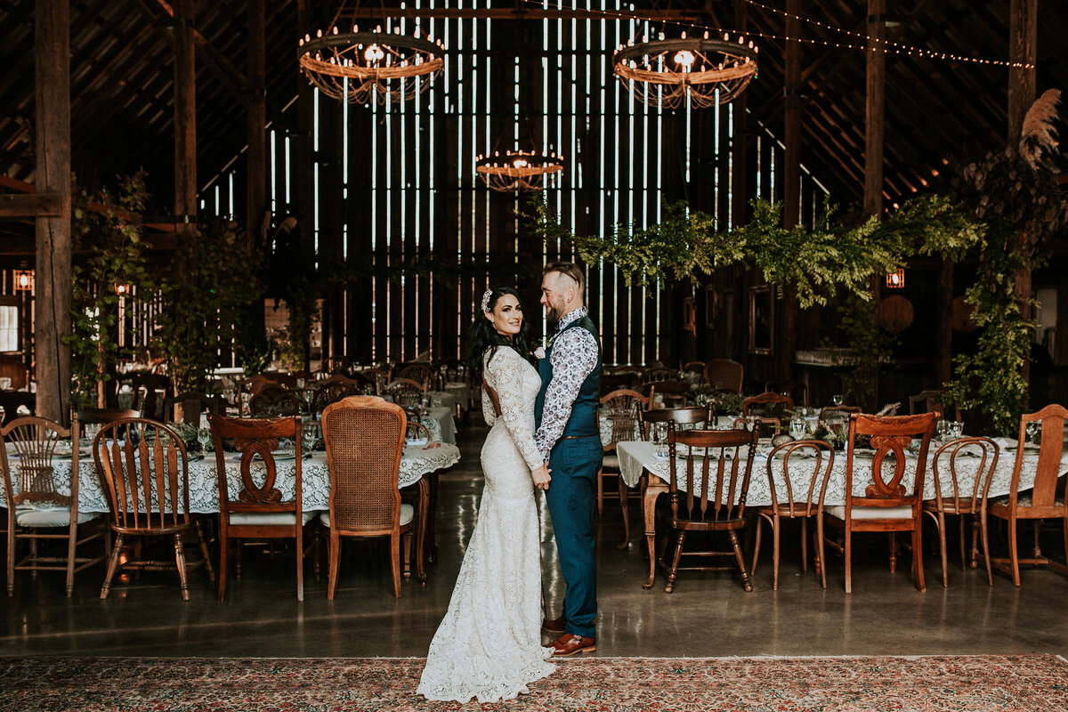 Hazelwood-Photo-Tin-Roof-Barn-White-Salmon-Wedding-