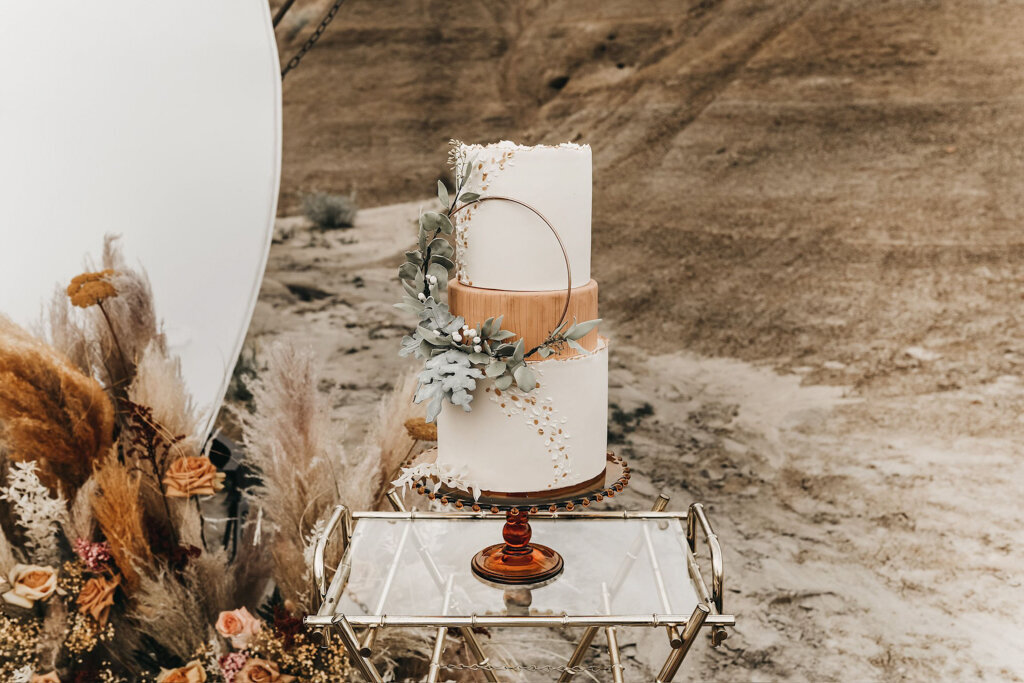 Classic and elegant white bespoke wedding cake, created by Bake My Day, contemporary cakes & desserts in Calgary, Alberta, featured on the Brontë Bride Vendor Guide.