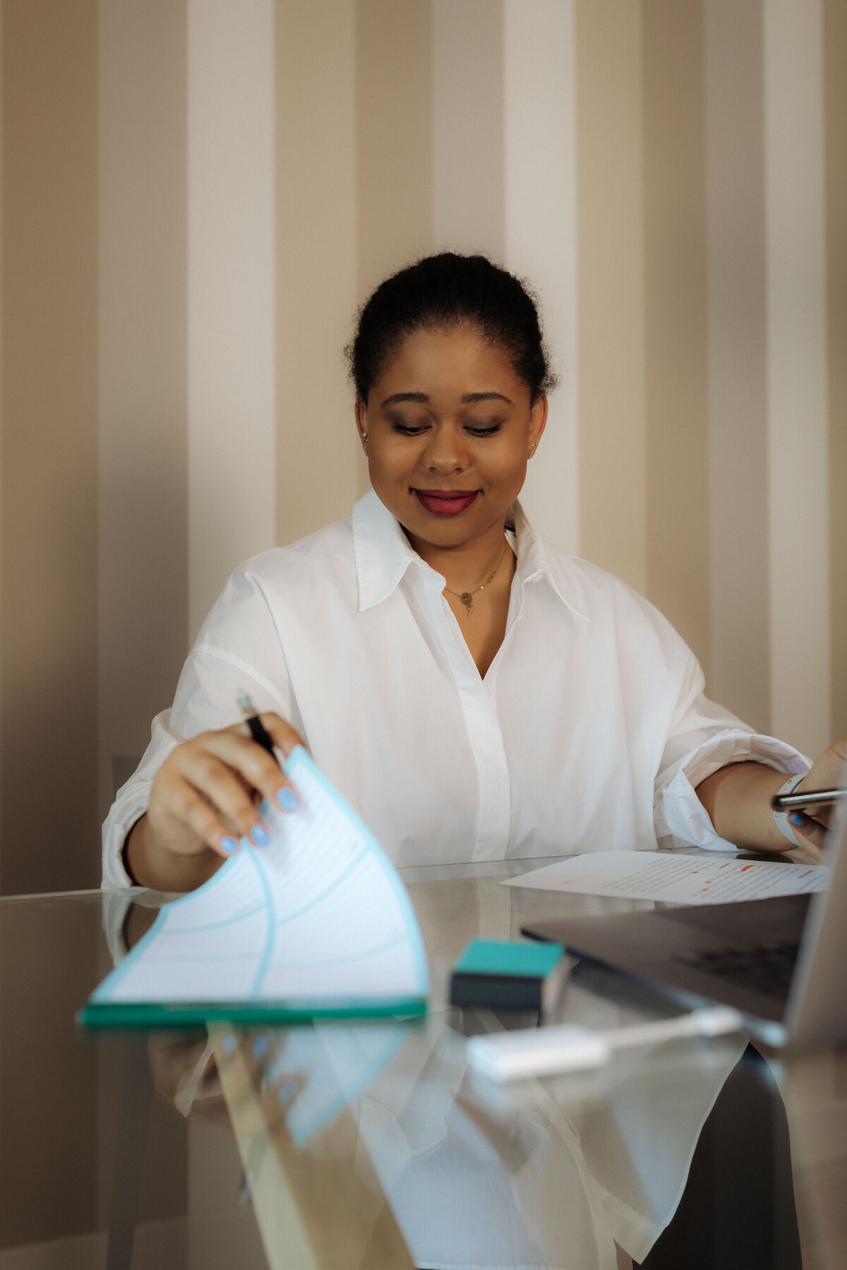 kaboompics_creative-black-woman-freelancer-working-remotely-in-a-modern-workspace-38522