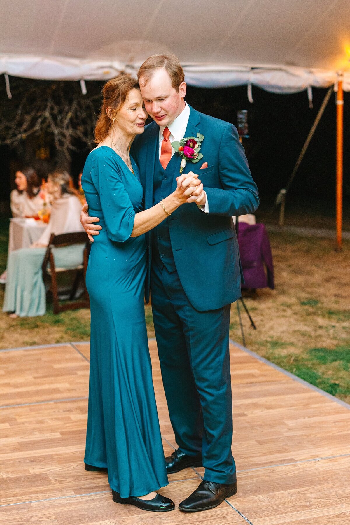 Live_Well_Farm_Colorful_Fall_Wedding_Harpswell_Maine_Photography_0106