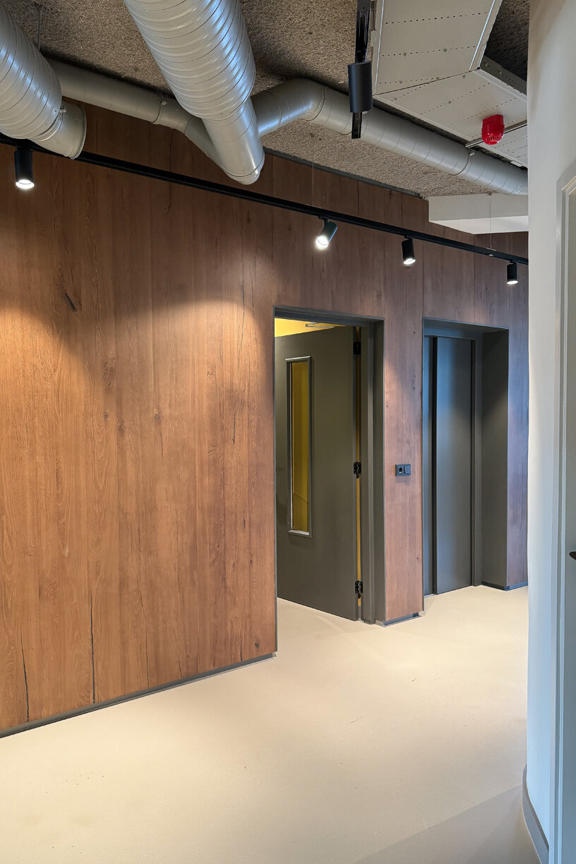 eindresultaat-project-dordrecht-kantoor-ontwerp-verbouwing-Koninklijke-Van-Der-Wees-Groep-detail-wandbekleding