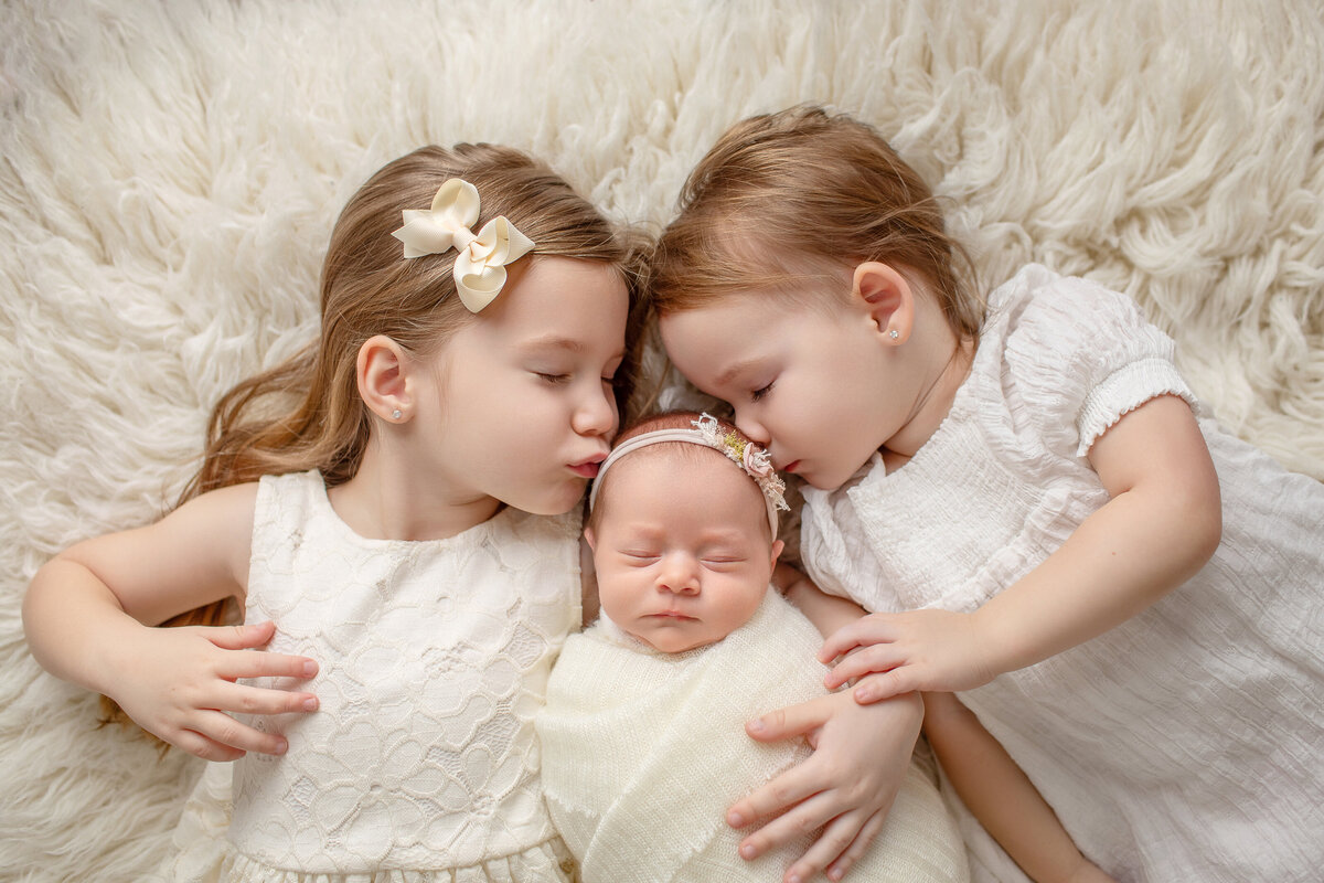 kisses-from-siblings-newborn-session-sibling-poses