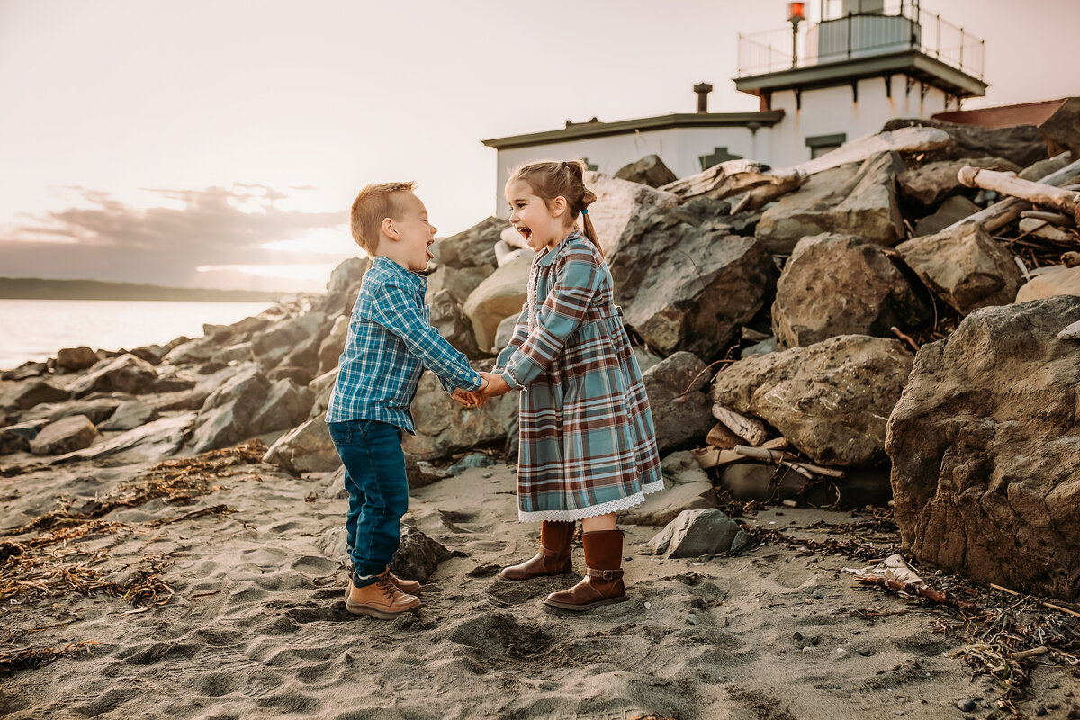 siblings-laughing-at-sunset-lighthouse