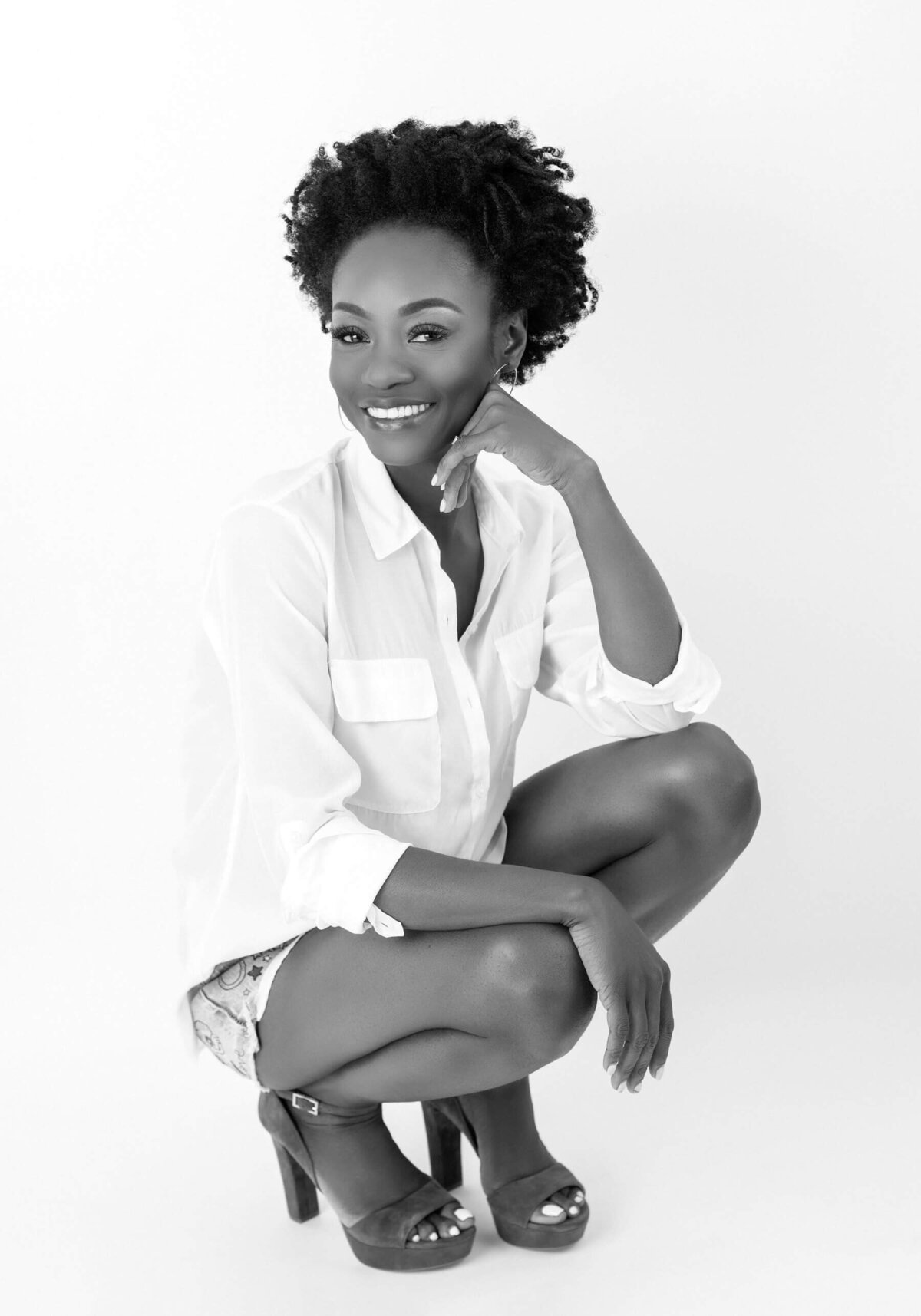 Timeless Elegance in Black and White – A captivating portrait of a confident woman.