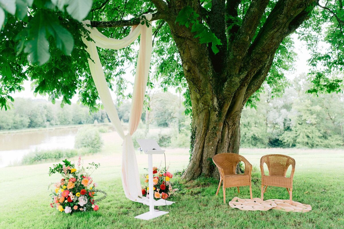 ceremonie-de-mariage-exterieur-et-design-floral-colore