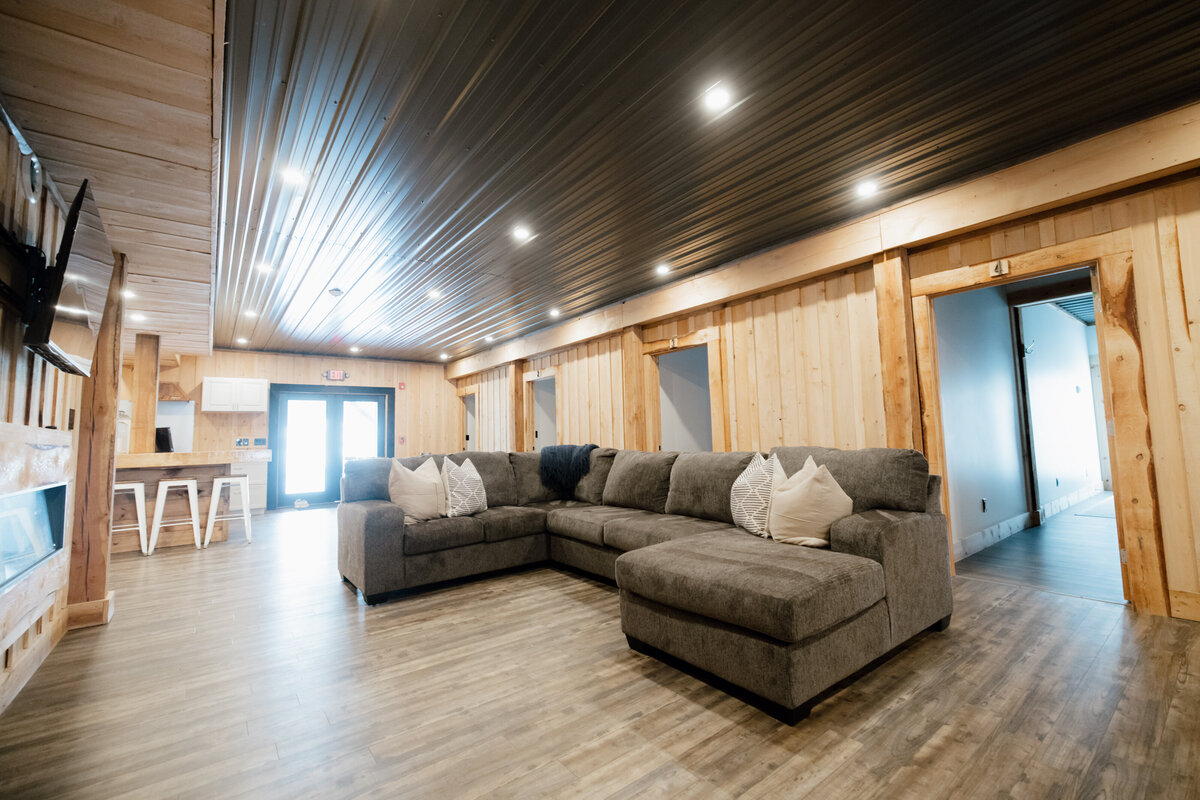 Bear-Ridge-Destination-barndo-suites-rosie-photo-video-88