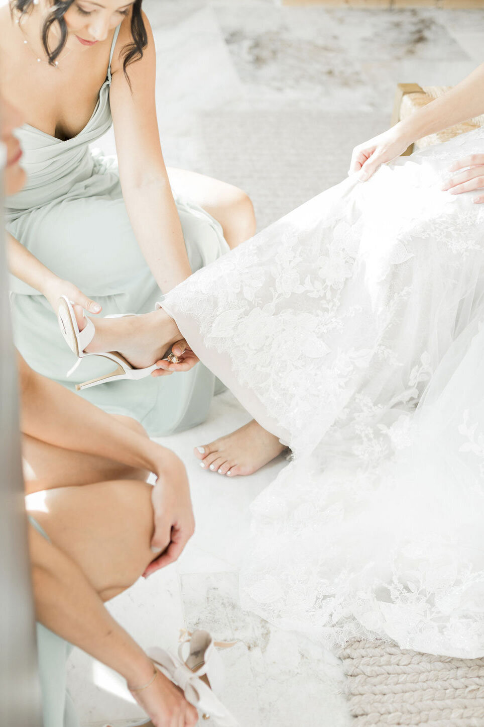 201 - Sabrina&Cal-HundredsofMoments-GettingReadyBride1086-231203-78