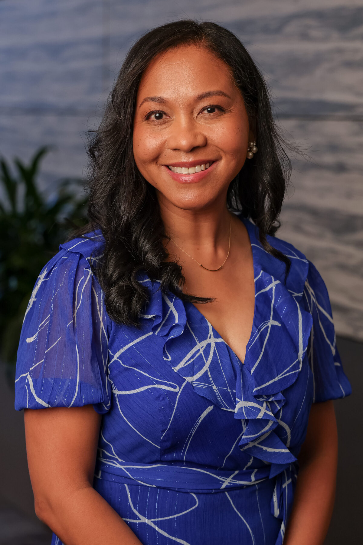 kansas-city-headshot_enviromental-portrait-photography-0121-woman-in-blue-shirt-headshot