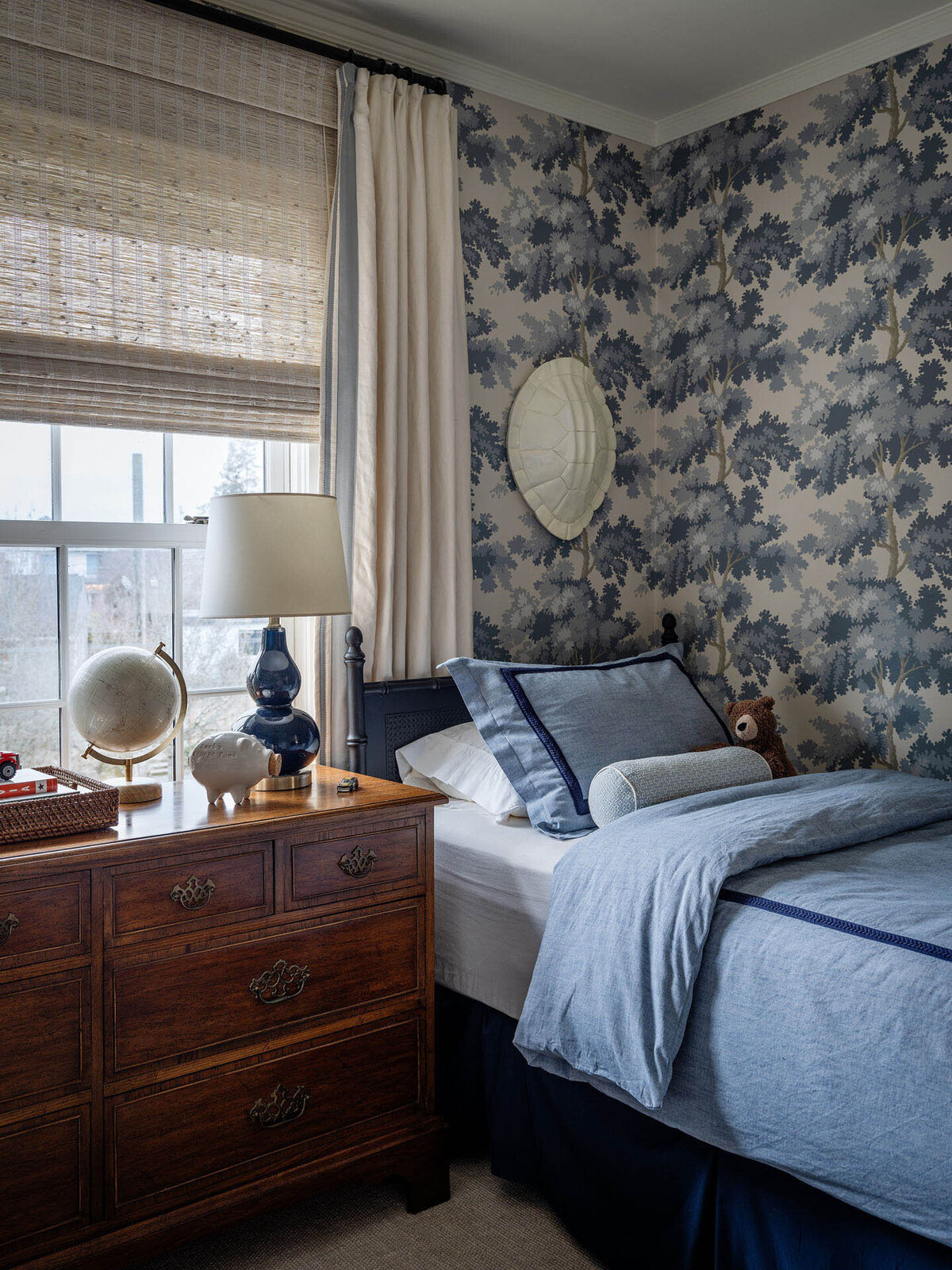 18-blue-tree-wallpaper-shared-bedroom-twin-bed-black-bamboo-bed