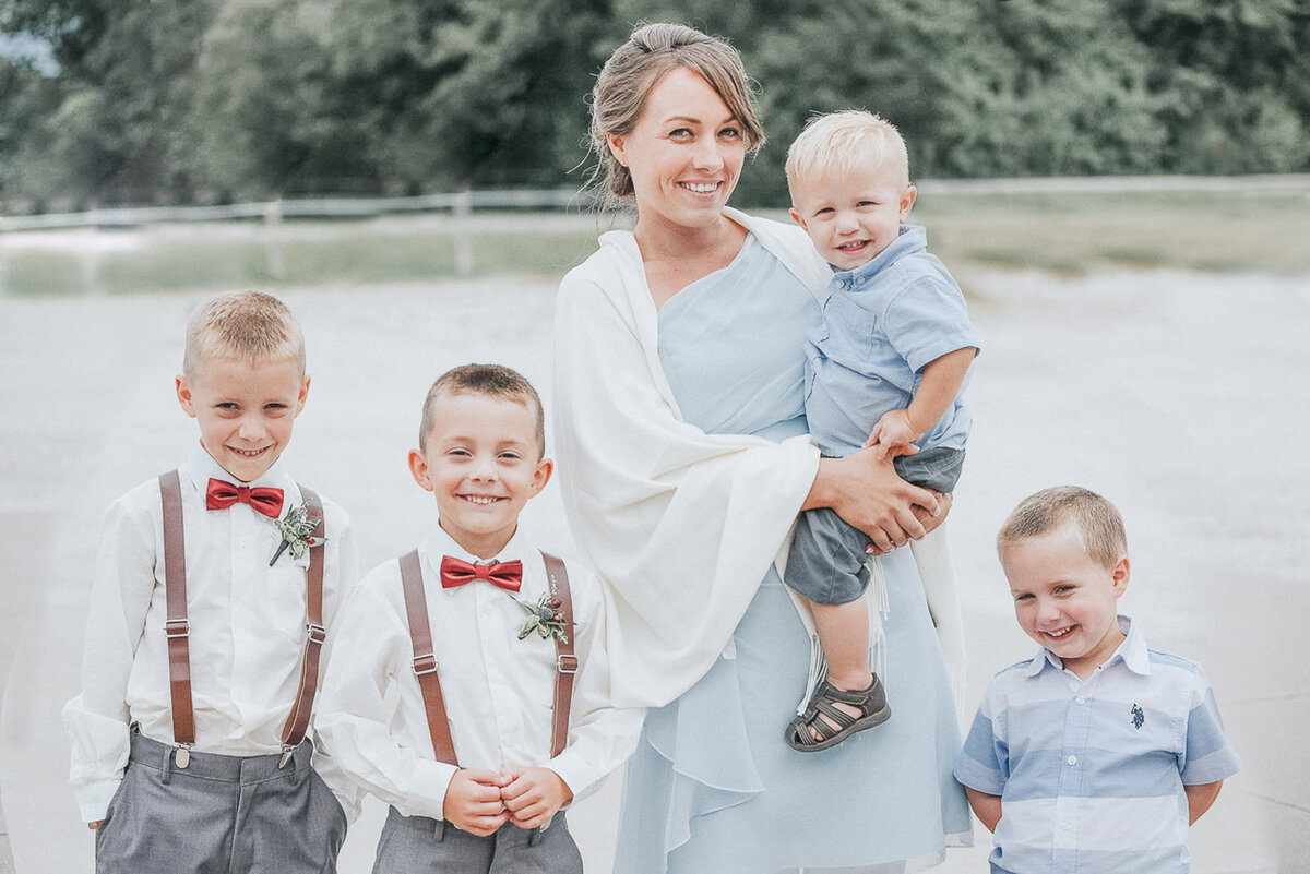 wedding family | Iowa wedding photographer | Iowa Photographer | Playlife | Cedar Rapids | Iowa City | Kalona | Alaynna Ann Schwartz-28