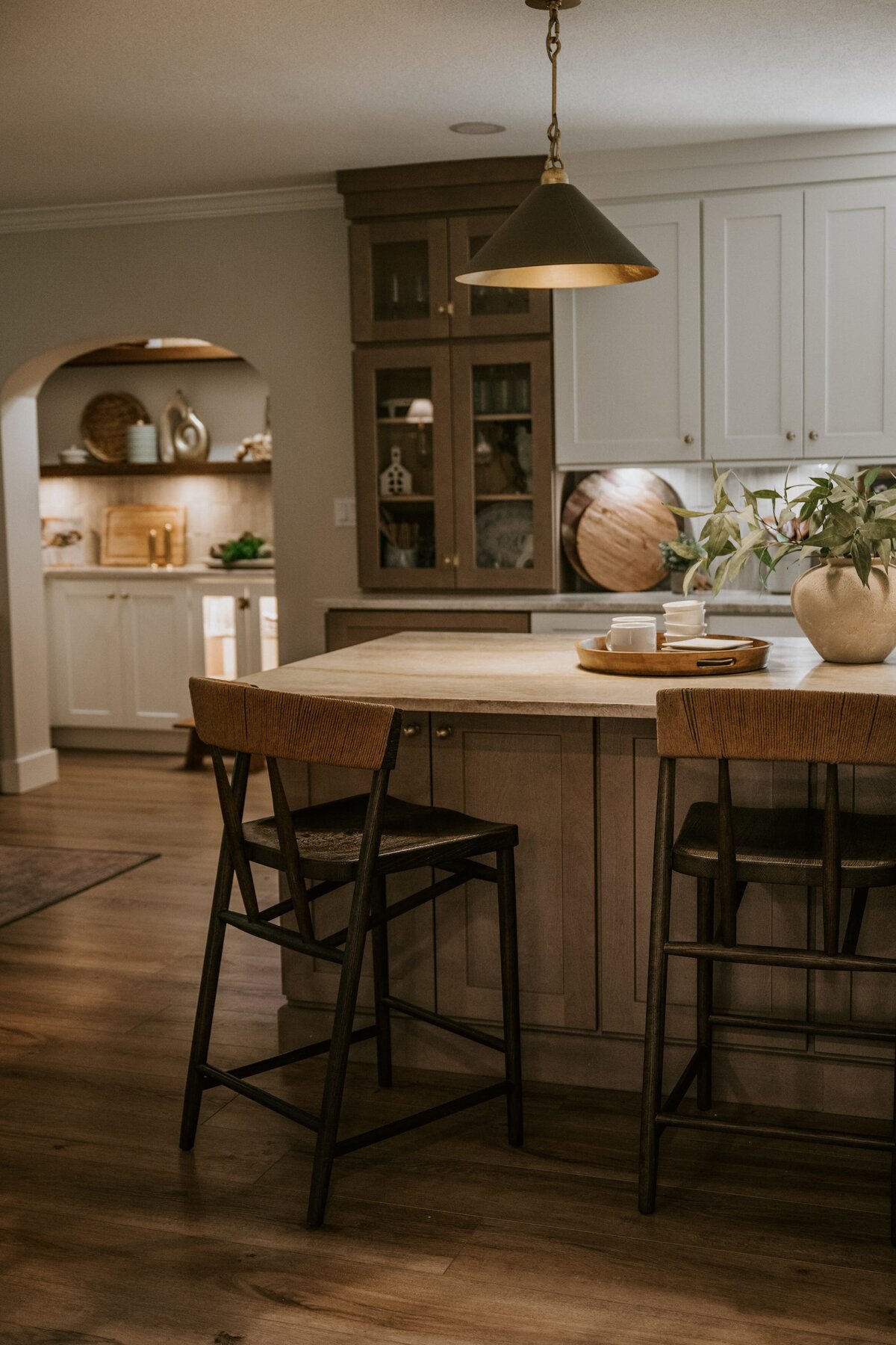 dewine design orlando interior design vintage cove trail cozy kitchen island with gold pendent lighting