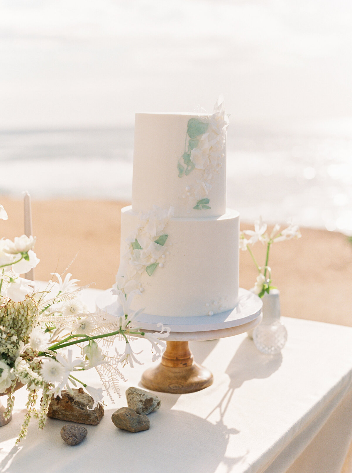 max-owens-design-california-destination-wedding-florist-12-cake-sea-glass