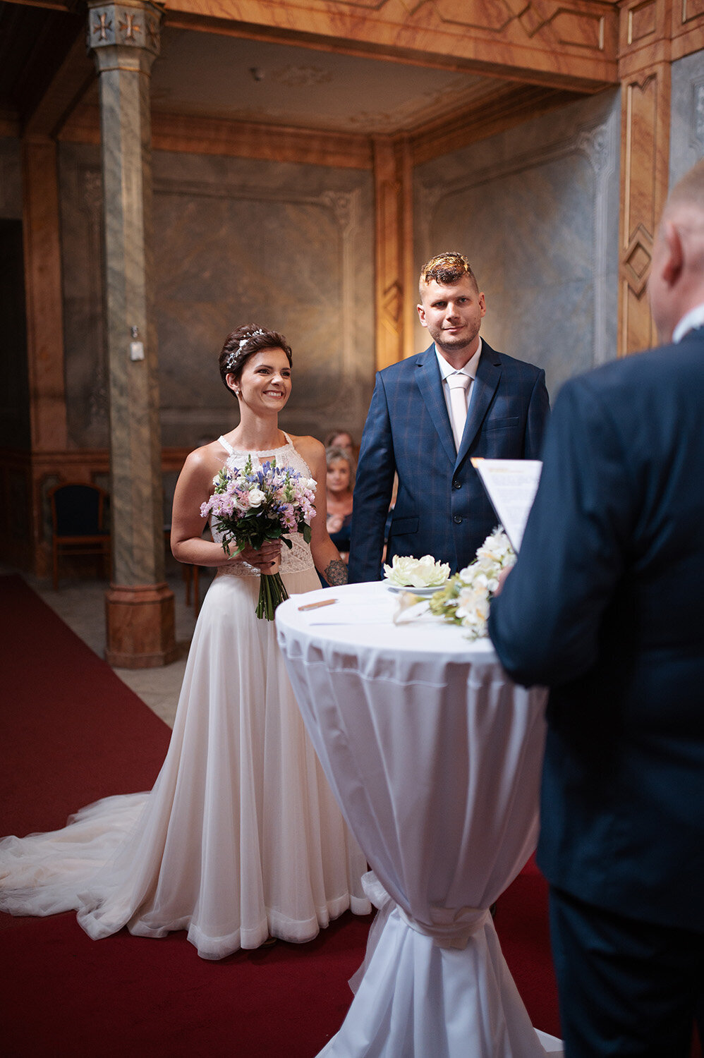 nevesta_a_zenich_obrad_drzi_se_za_ruce