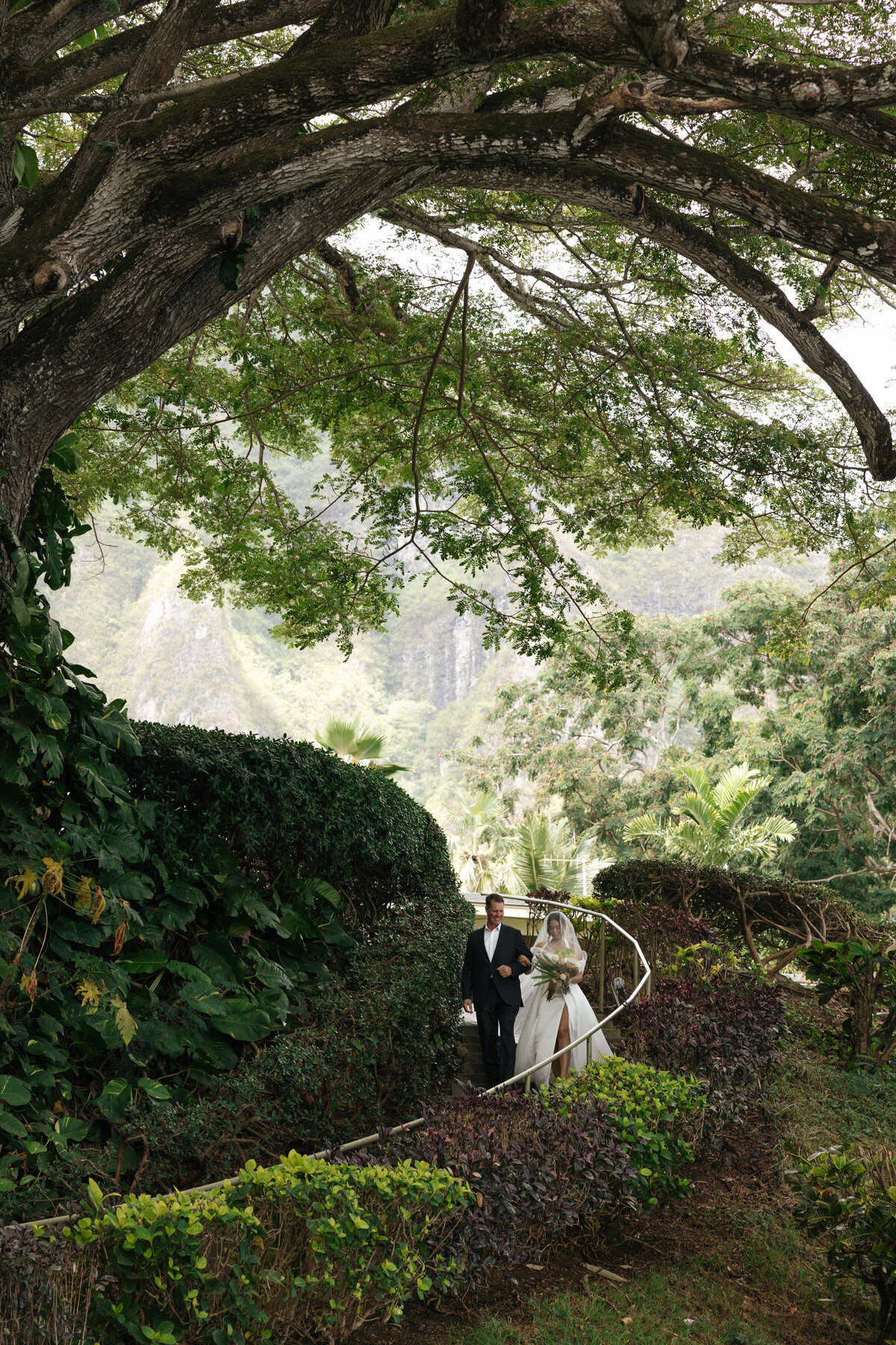 Romantic garden wedding photo captured by st. petersburg wedding photographer

