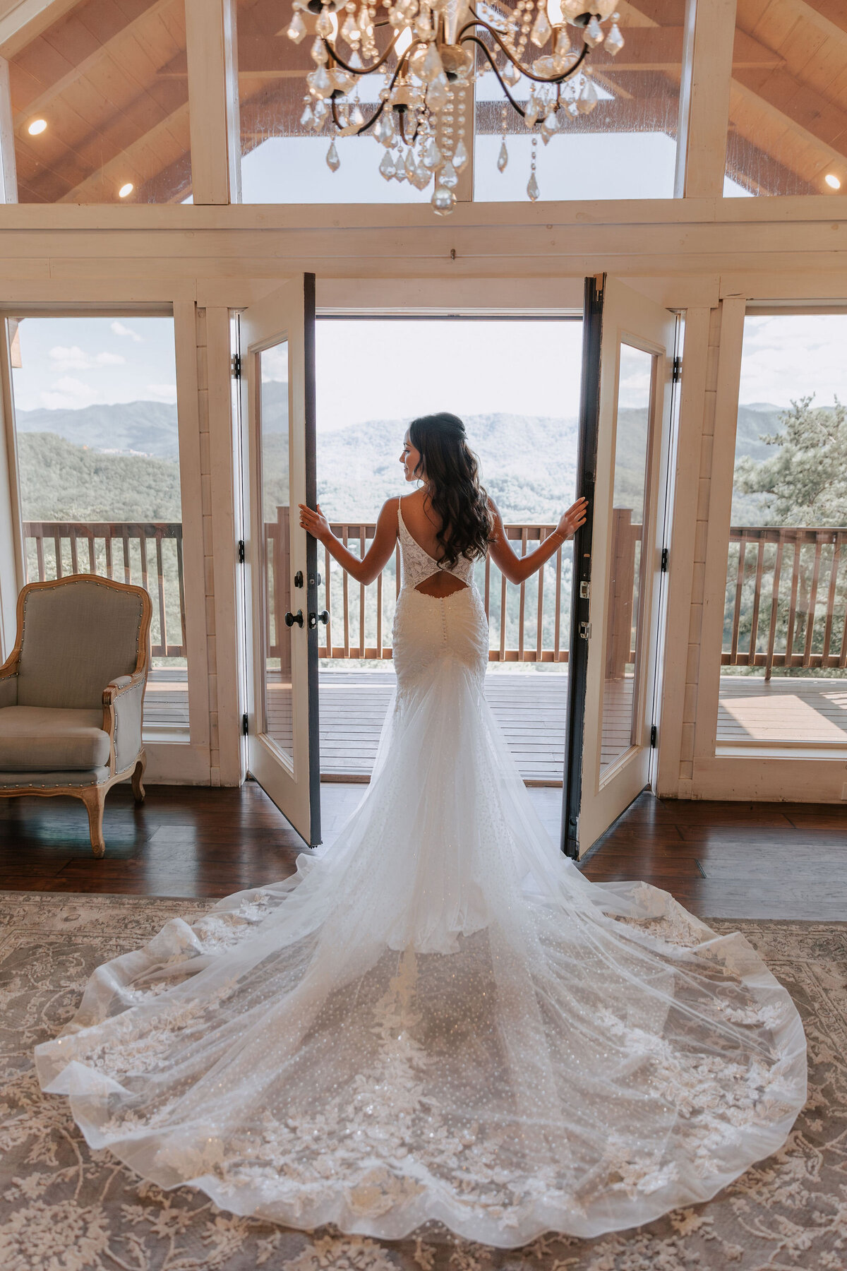 destination-wedding-venues-mountains-tennessee-bridal-suite