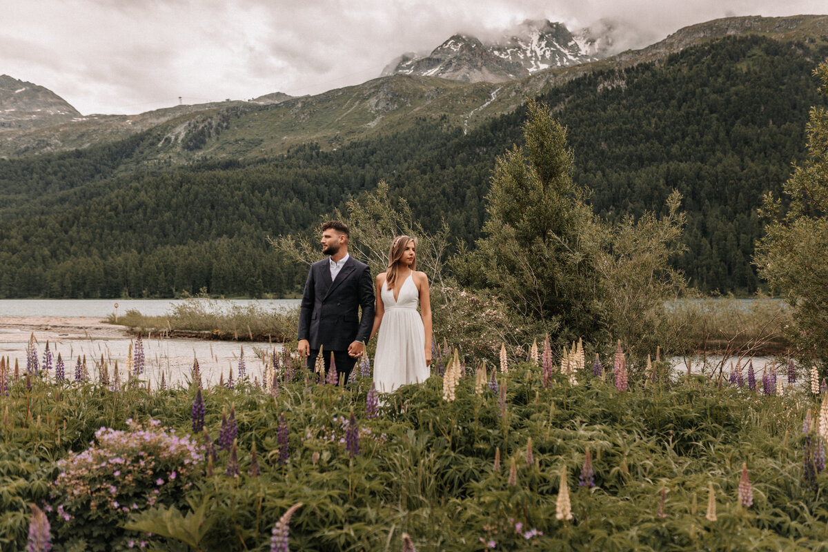 Brautpaar an einem See in St. Moritz in der Schweiz