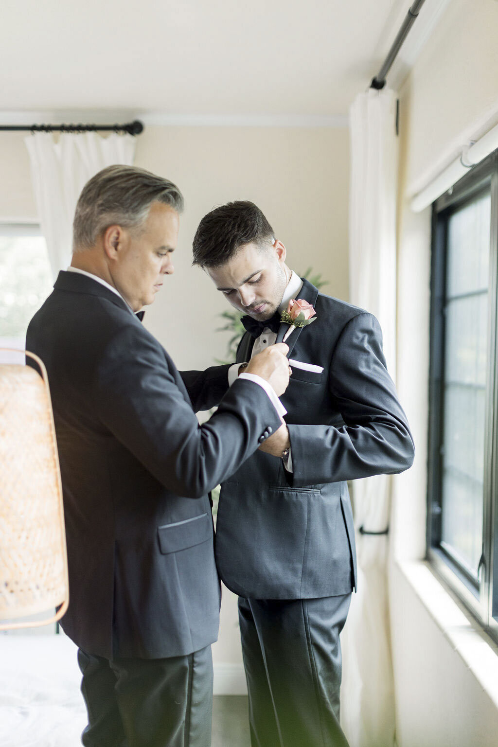 344 - Grace&Lachlan-HundredsofMoments-GettingReadyGroom1690-230916-06