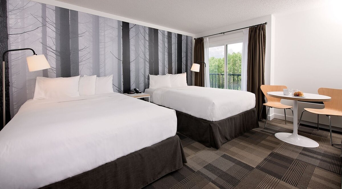 coast-canmore-hotel-conference-centre-comfort-accessible-room-two-queens
