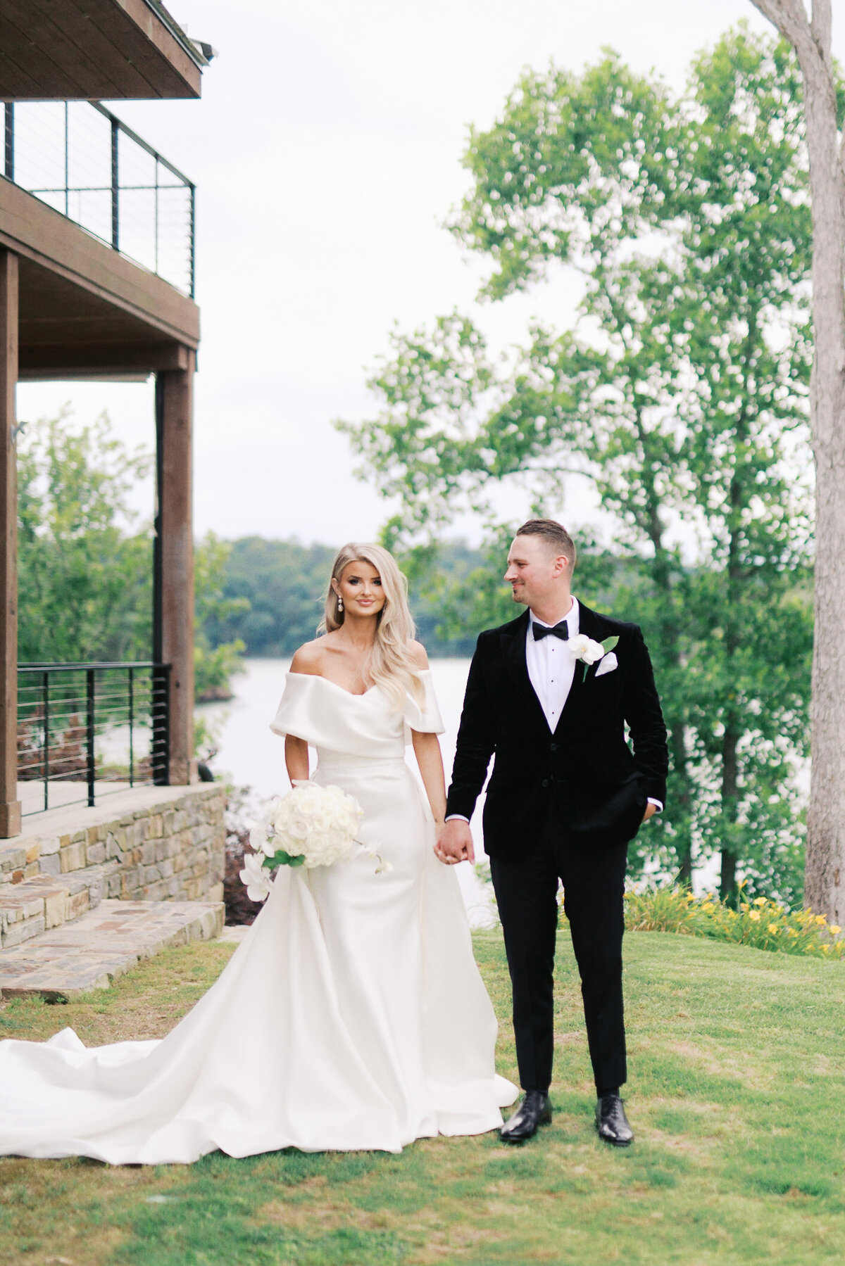 Barn at Smith Lake Wedding Photographer-32